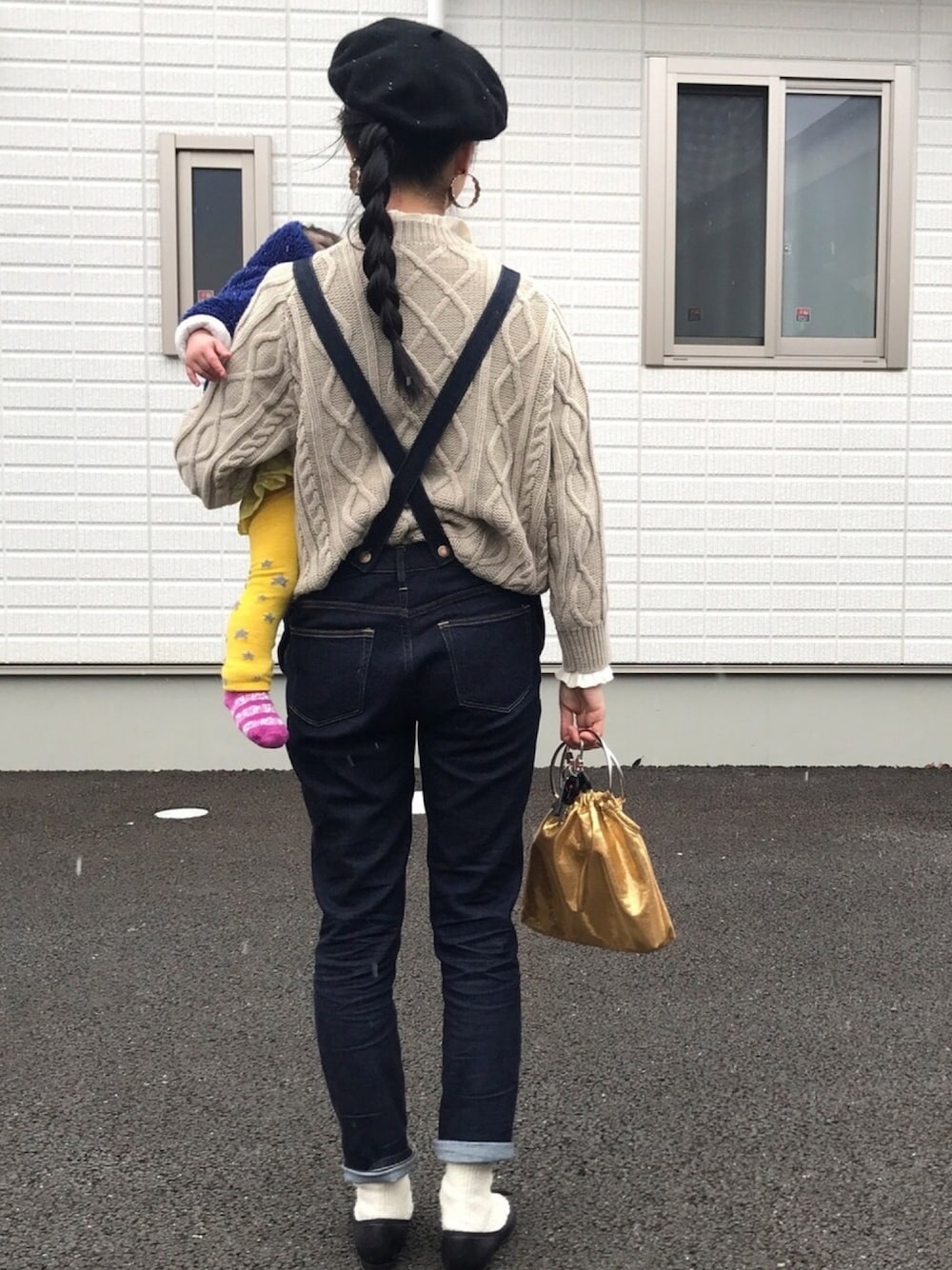 「ベレー帽、ニット、サロペット、オーバーオール、パンプス、冬、ママコーデ、ケーブルニット、デニム」｜「UNIQLOのアイテム（ハンチング/ベレー帽、ブラック系）」を使った、yukariさん（レディース・168cm）の冬コーディネートの1枚目の写真