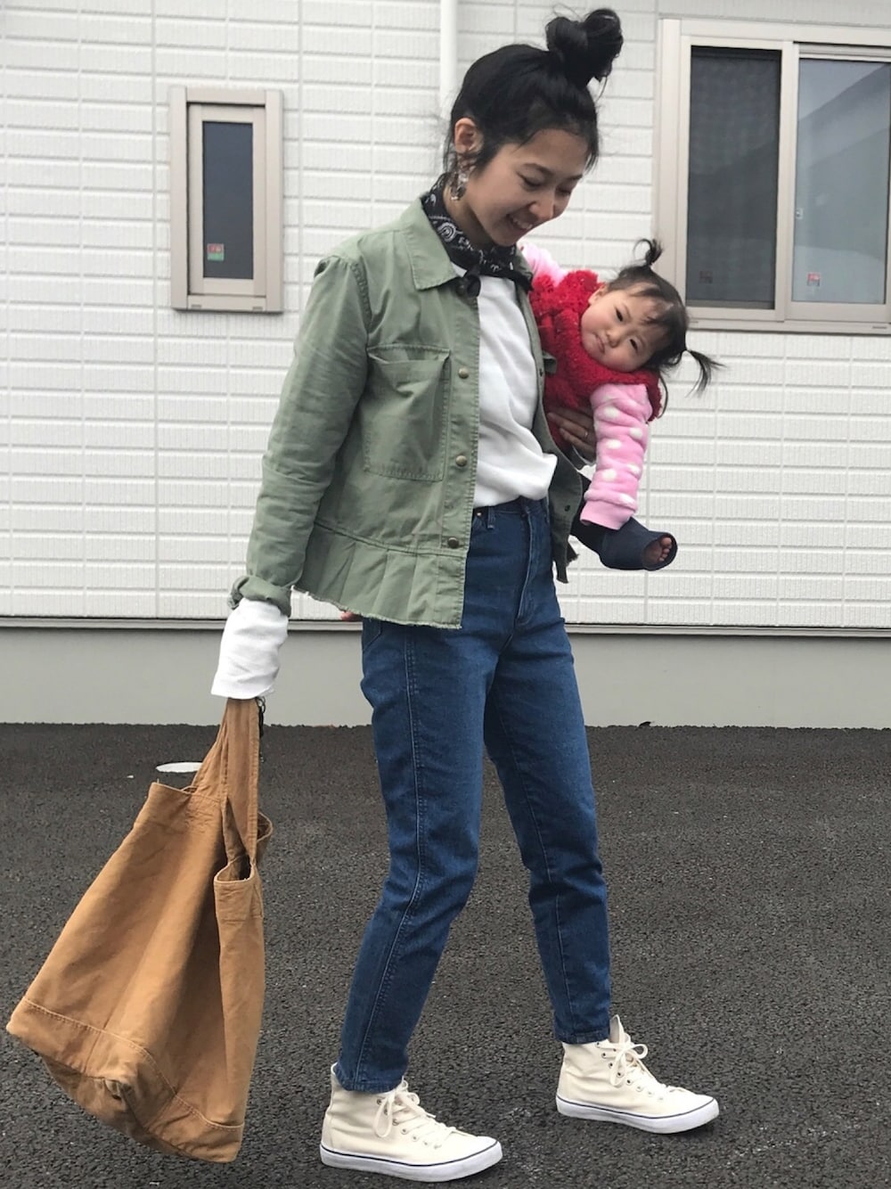 「テーパードデニム、Wrangler、ミリタリージャケット、デニム、バンダナ、ワッフル、ワッフルクルーネックＴ、ハイウエスト、カジュアル、ママコーデ」｜「FREAK'S STOREのGAS BIJOUX/ガスビジュー　Acuore GMA フープピアス（ピアス（両耳用）、シルバー系）」を使った、yukariさん（レディース・168cm）の冬コーディネートの1枚目の写真