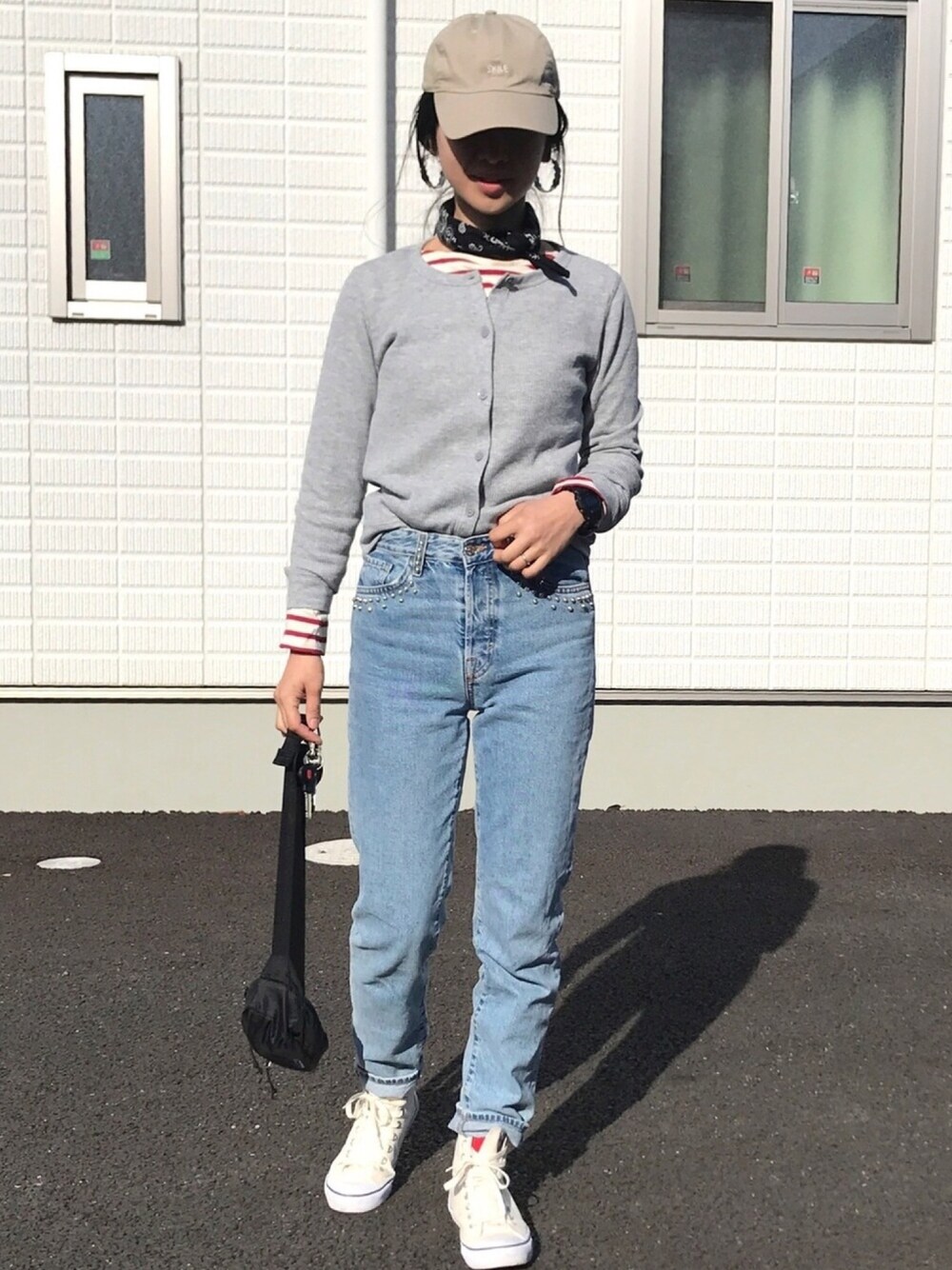 「ワッフル、キャップ、淡色コーデ、ハイカットスニーカー、プチプラ、バンダナ、赤、カジュアル、オトナカジュアル、カーディガン」｜「FREDY&GLOSTERの【FINEBOYS掲載】HAPPY SMILE CAP（キャップ、ベージュ系）」を使った、yukariさん（レディース・168cm）の冬コーディネートの1枚目の写真