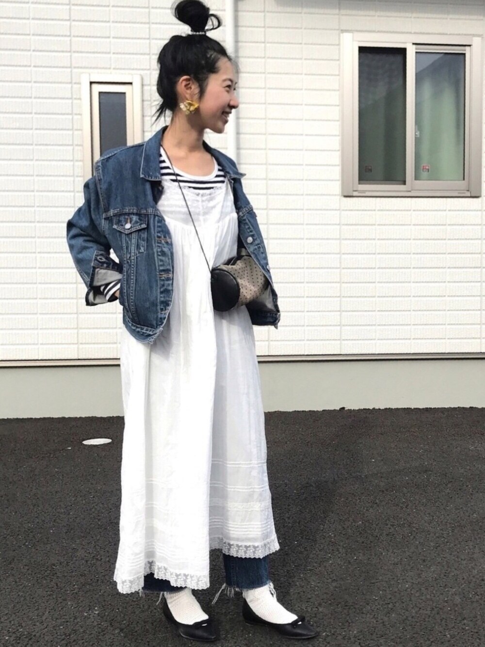 「デニムオンデニム、ワンピース、ワンピース×デニム、白ワンピース、パンプス、ポシェット、シースルー、キャミワンピ、ドラフトLS、切りっぱなしデニム」｜「Levi'sのアイテム（デニムジャケット、ブルー系）」を使った、yukariさん（レディース・168cm）の冬コーディネートの1枚目の写真