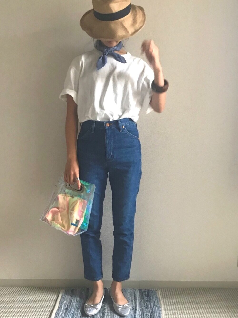 ホワイト系のTシャツ/カットソー、ブルー系のデニムパンツ、その他のトートバッグを着用したレディースの春コーディネートの1枚目の写真