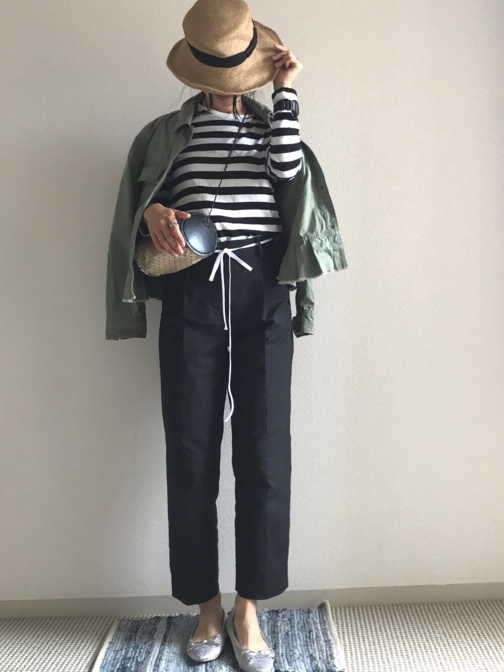 「タックパンツ、パンツスタイル、ハット、ポシェット、シースルー、バレエシューズ、ミリタリージャケット、オトナカジュアル、ボーダー」｜「CA4LAのアイテム（ハット、ベージュ系）」を使った、yukariさん（レディース・168cm）の春コーディネートの1枚目の写真