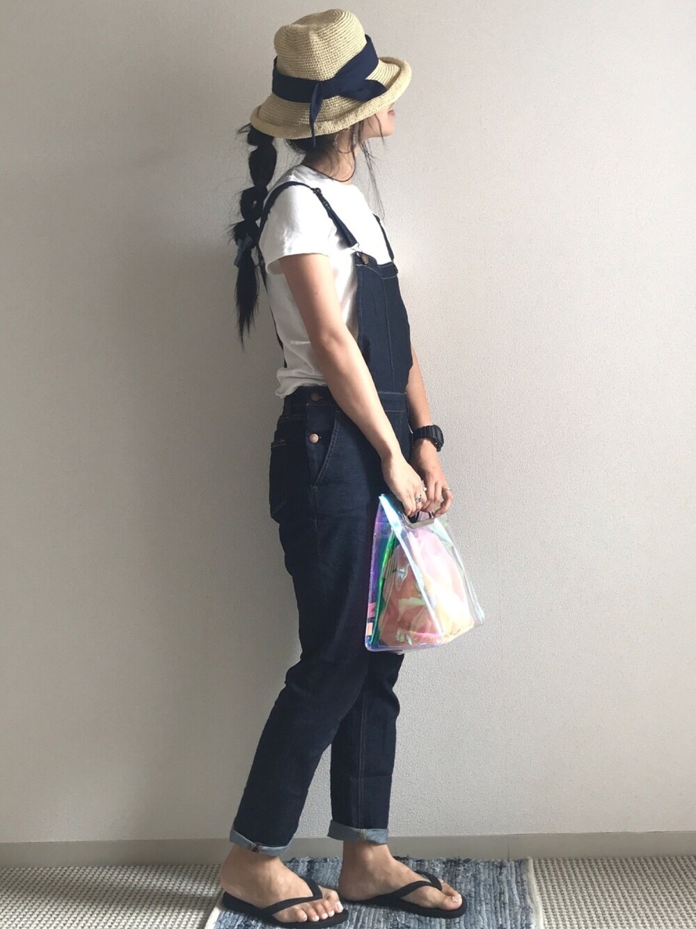 「イチヨンプラス、サロペット、オーバーオール、シンプル、プチプラ、クリアバッグ、ビーチサンダル、14+、むぎわら帽子」｜「14+のセーラーリボン手編み麦わらハット/つば広タイプ（ハット、ベージュ系）」を使った、yukariさん（レディース・168cm）の春コーディネートの1枚目の写真