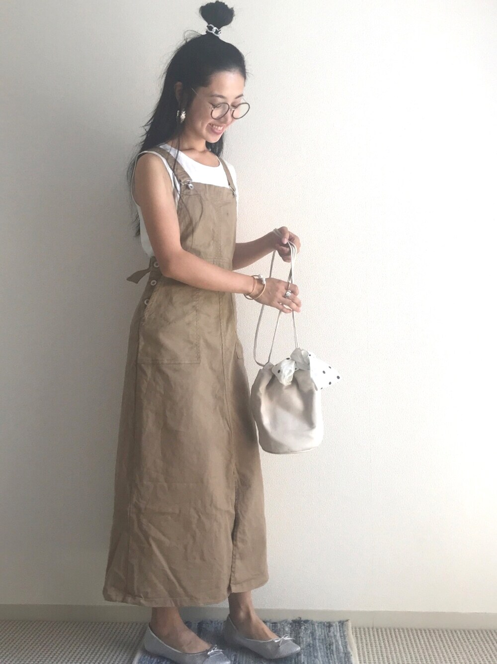 「シンプルコーデ、ジャンパースカート、サロペットスカート、巾着バッグ、バレエシューズ、メタリックシューズ、ベージュ」｜「Fun & DailyのF&D : リンクチェーンへアゴム（ヘアゴム、シルバー系）」を使った、yukariさん（レディース・168cm）の夏コーディネートの1枚目の写真