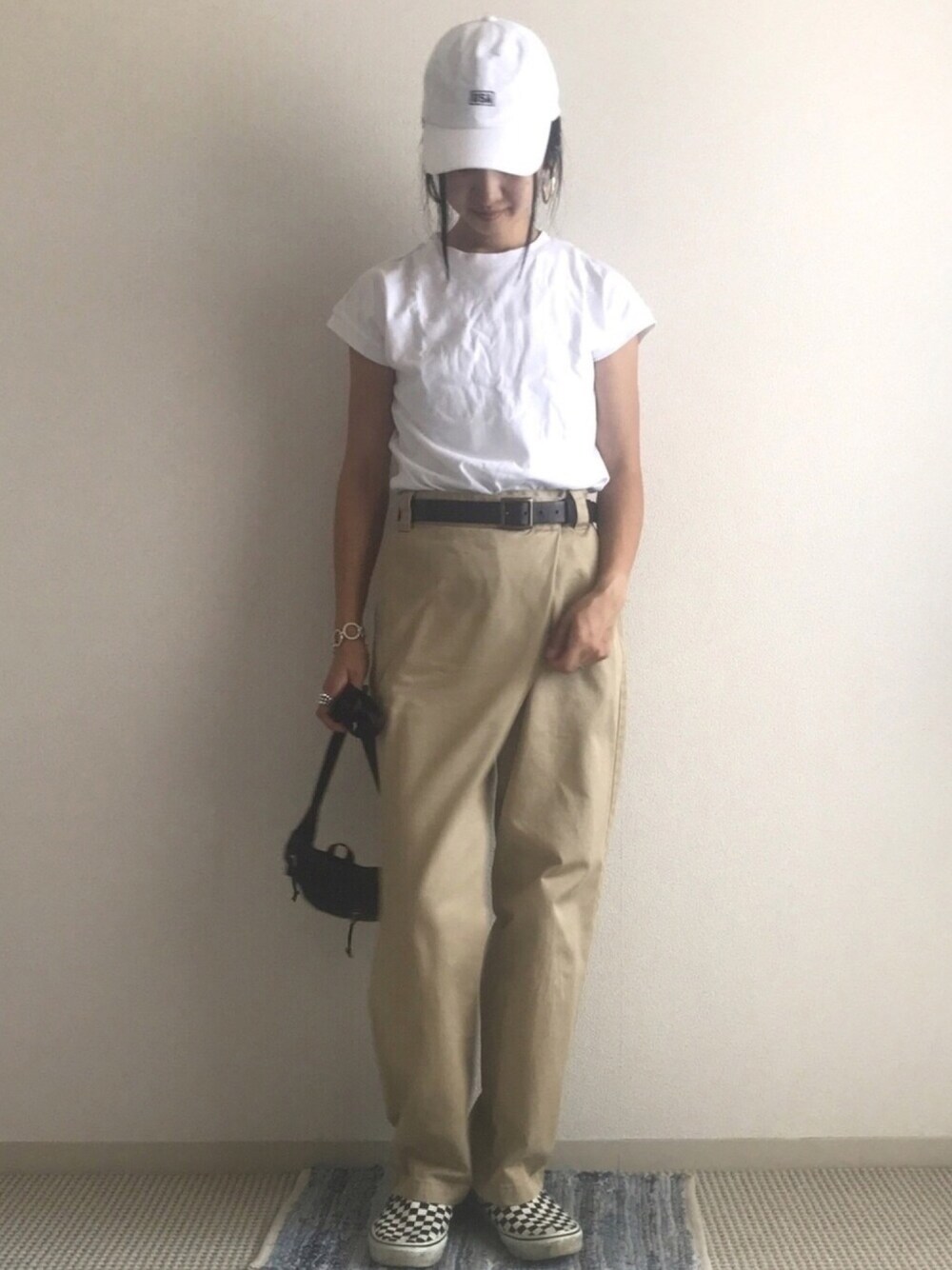 ホワイト系のTシャツ/カットソー、ベージュ系のその他パンツ、ブラック系のボディバッグ/ウエストポーチを着用したレディースの夏コーディネートの1枚目の写真