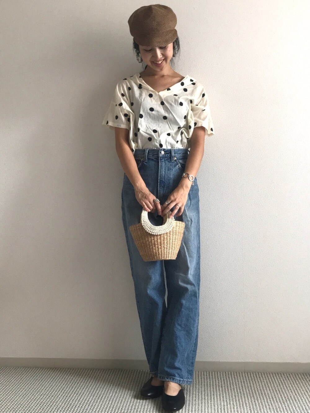 「イチヨンプラス、キャスケット、ドット、Vネック、ブラウス、ハイウエスト、ハイウエストデニム、かごバッグ、サンダル」｜「14+のザックリ編み変形サーモキャス（キャスケット、ブラウン系）」を使った、yukariさん（レディース・168cm）の夏コーディネートの1枚目の写真