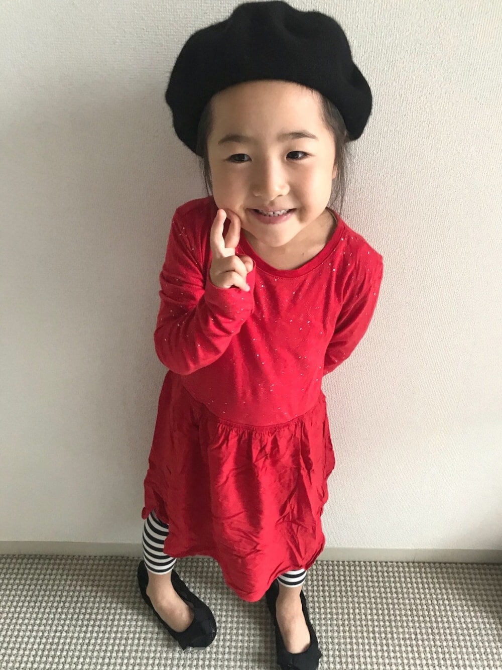 「ラブアンドピース2018、ワンピース、バレエシューズ、ベレー帽、レギンス、ボーダー、5歳」｜「UNIQLOのアイテム（ハンチング/ベレー帽、ブラック系）」を使った、yukariさん（キッズ・120cm）の秋コーディネートの1枚目の写真