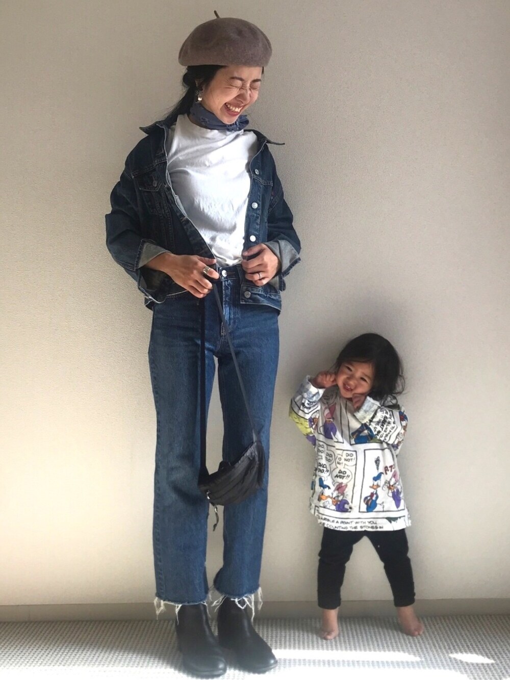 「イチヨンプラス、ベレー帽、バンダナ、デニムオンデニム、ストリート服が好き、デニムジャケット、切りっぱなしデニム、サイドゴアブーツ、ママコーデ」｜「14+のバスクベレー帽 / ber（ハンチング/ベレー帽、ベージュ系）」を使った、yukariさん（レディース・168cm）の秋コーディネートの1枚目の写真