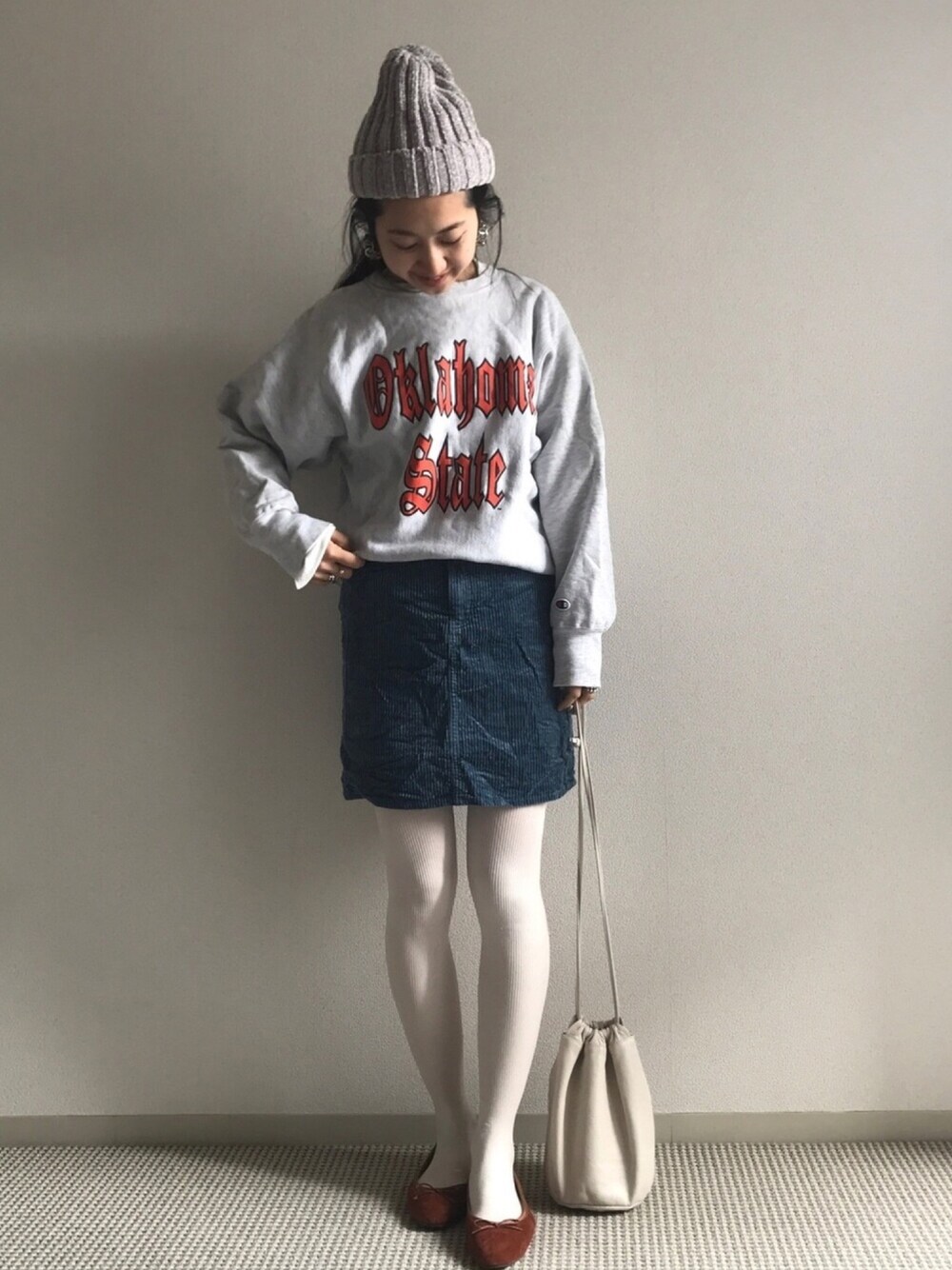 ブルー系のスカート、ブラウン系のバレエシューズ、グレー系のニットキャップ/ビーニーを着用したレディースの冬コーディネートの1枚目の写真