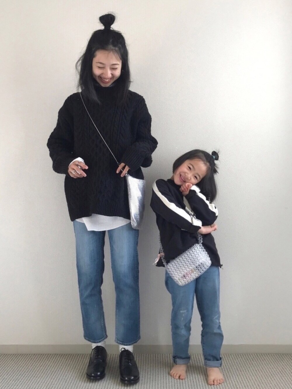 「YANUK、ヤヌーク、ANNETTE、アネット、PR、ストレートデニム、親子コーデ、ウィングチップシューズ、ポシェット、zozoheat」｜「YANUKのYANUK ストレート デニムパンツ ANNETTE (アネット) /57191011（デニムパンツ、ブルー系）」を使った、yukariさん（レディース・168cm）の冬コーディネートの1枚目の写真
