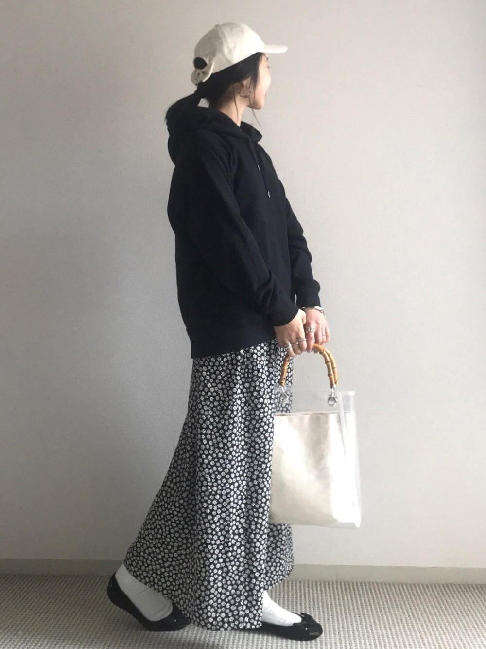 「イチヨンプラス、キャップ、バックリボン、パーカー、花柄スカート、花柄、黒パーカー、モノトーン、ママコーデ、バレエシューズ」｜「14+のデニムリボンCAP　14+オリジナル バックリボン キャップ（キャップ、ベージュ系）」を使った、yukariさん（レディース・168cm）の冬コーディネートの1枚目の写真