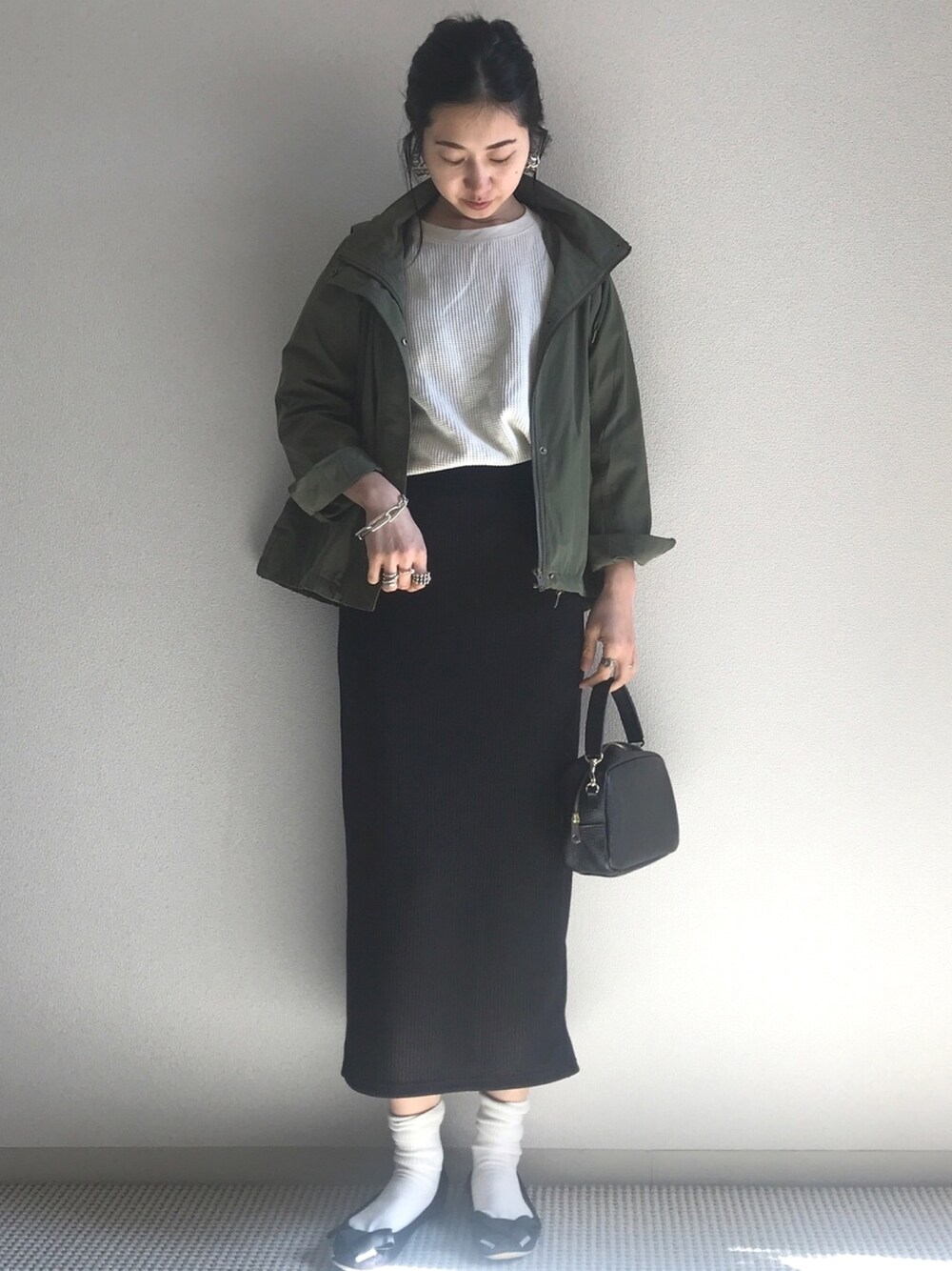 「SonnyLabel、Sonny　Label、サニーレーベル、マウンテンパーカー、タイトスカート、カーキ、モノトーン、ワッフルクルーネックＴ、リブスカート、バレエシューズ」｜「URBAN RESEARCH Sonny Labelのマウンテンパーカー（マウンテンパーカー、グリーン系）」を使った、yukariさん（レディース・168cm）の春コーディネートの1枚目の写真