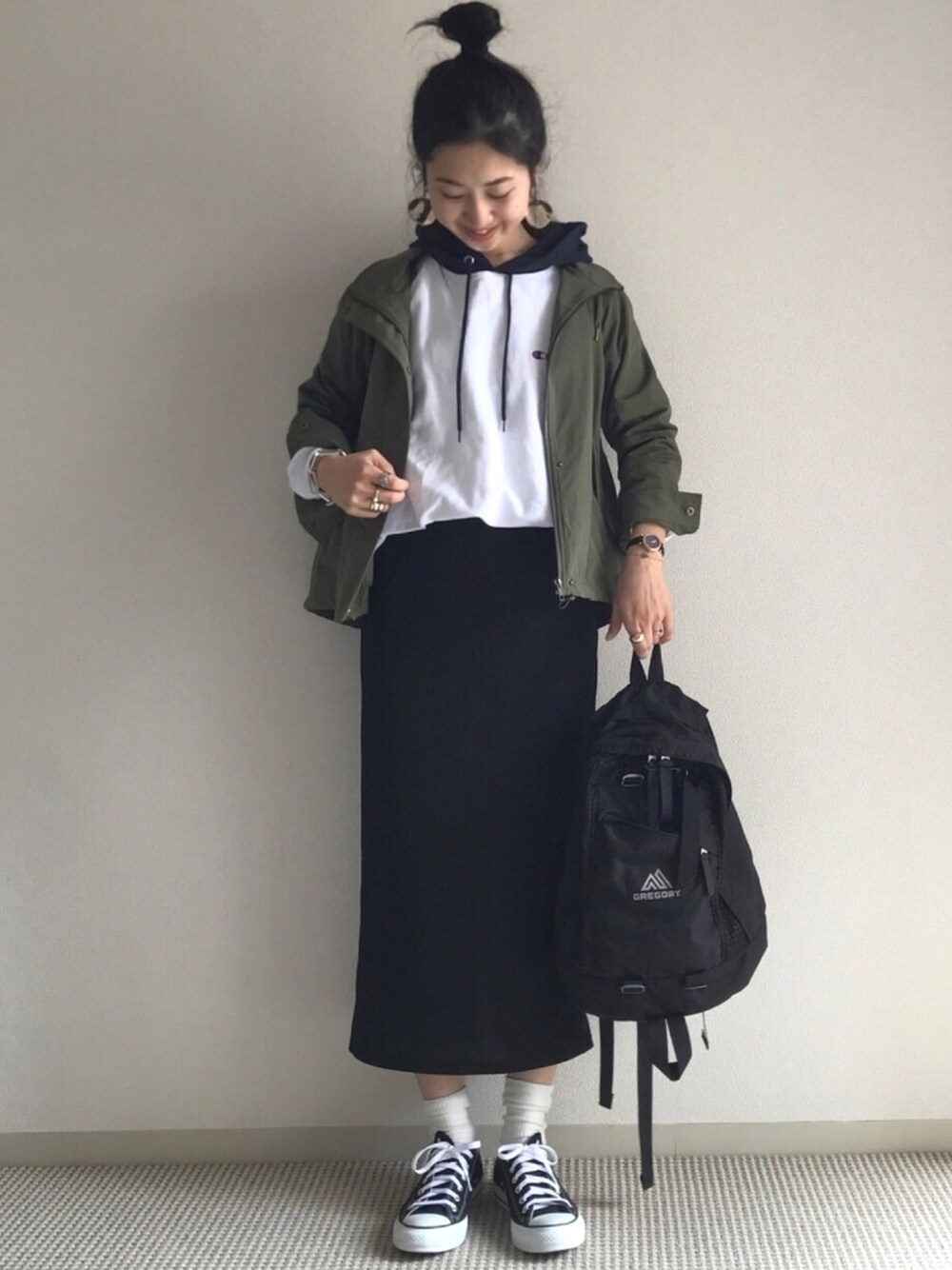 「にゃー、nya、SonnyLabel、サニーレーベル、フォッシル、Fossil、FOSSILSTYLE、タイトスカート、マウンテンパーカー、ネコ」｜「にゃーの<先行予約>にゃーとChampion（Tシャツ/カットソー、ホワイト系）」を使った、yukariさん（レディース・168cm）の春コーディネートの1枚目の写真