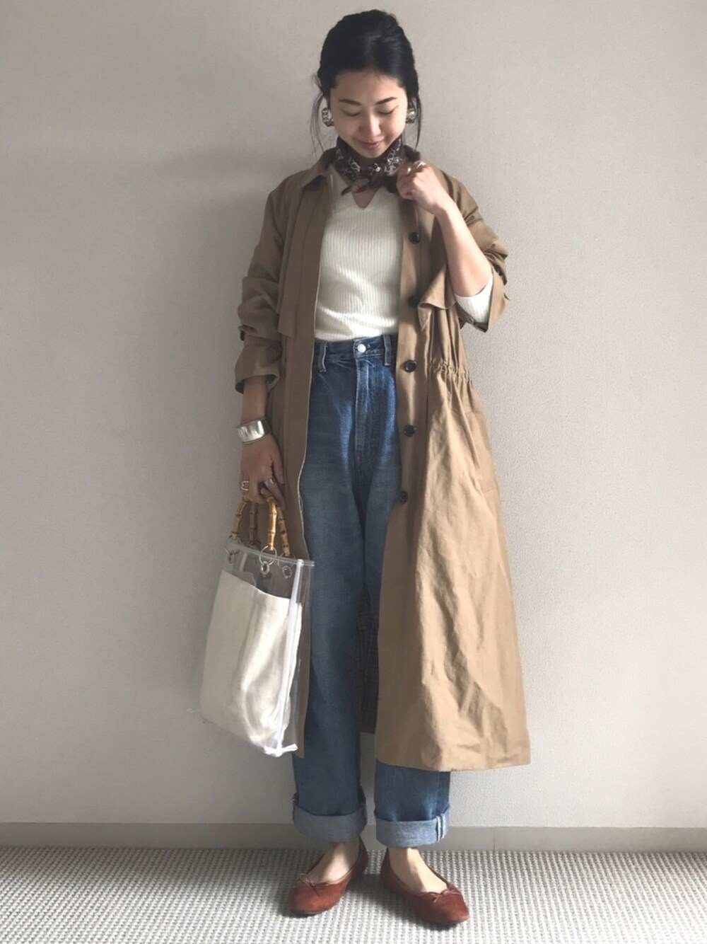 「トレンチコート、バンダナ、ハイウエストデニム、キーネック、クリアバッグ、春コーデ、平成最後のWEARISTAセンバツ、バレエシューズ、オトナカジュアル」｜「MOUSSYのFLARE TRENCH COAT（その他アウター、ベージュ系）」を使った、yukariさん（レディース・168cm）の春コーディネートの1枚目の写真
