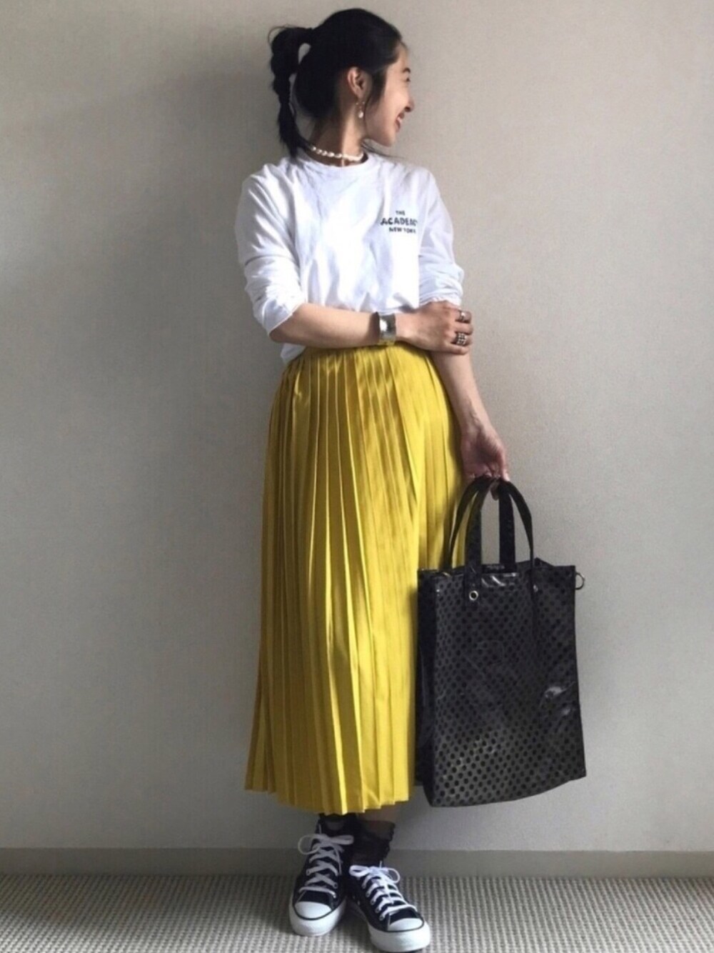 その他のトートバッグ、イエロー系のスカート、ブラック系のスニーカーを着用したレディースの春コーディネートの1枚目の写真