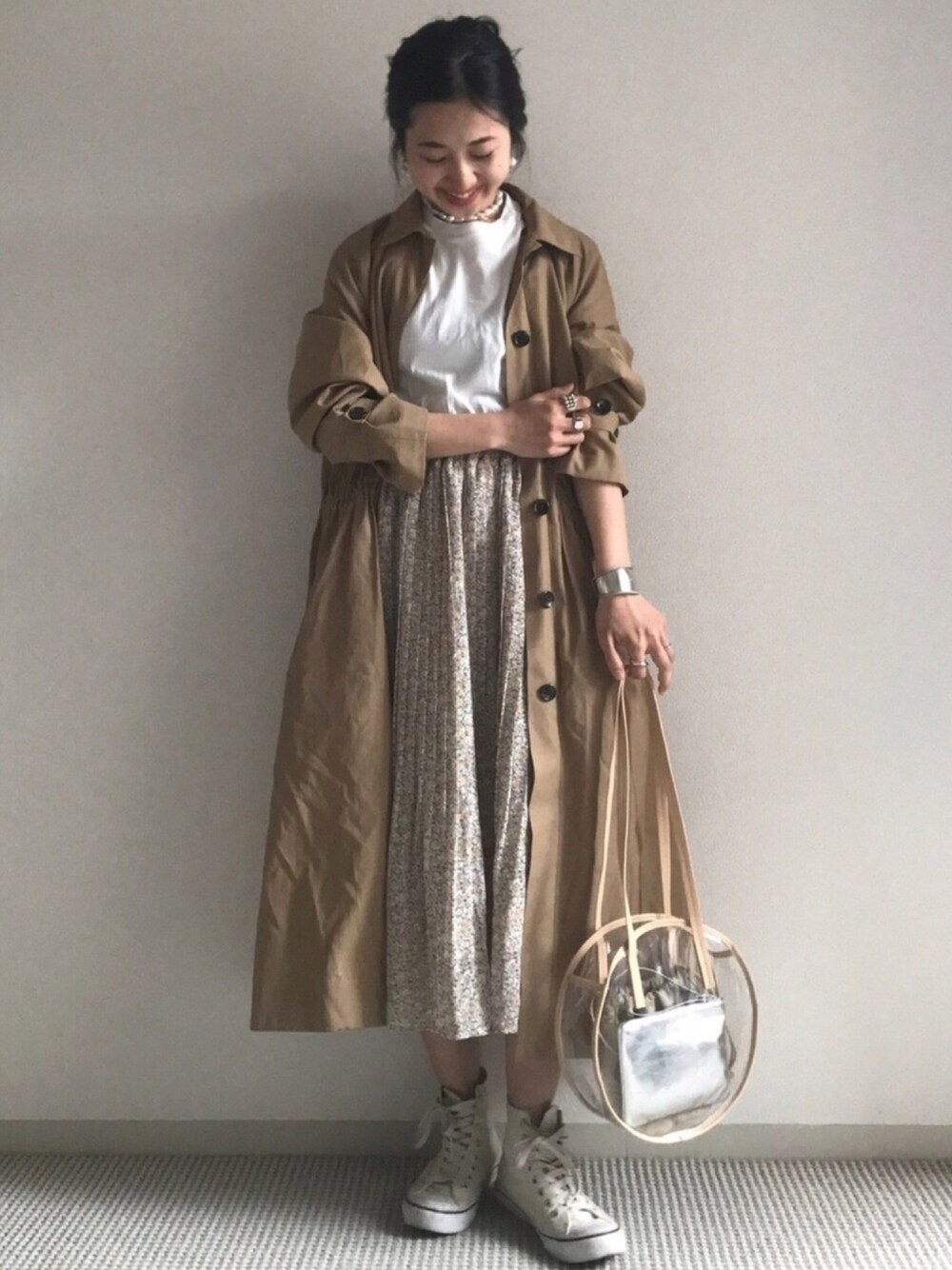 ベージュ系のその他アウター、ホワイト系のスカート、ホワイト系のスニーカーを着用したレディースの春コーディネートの1枚目の写真