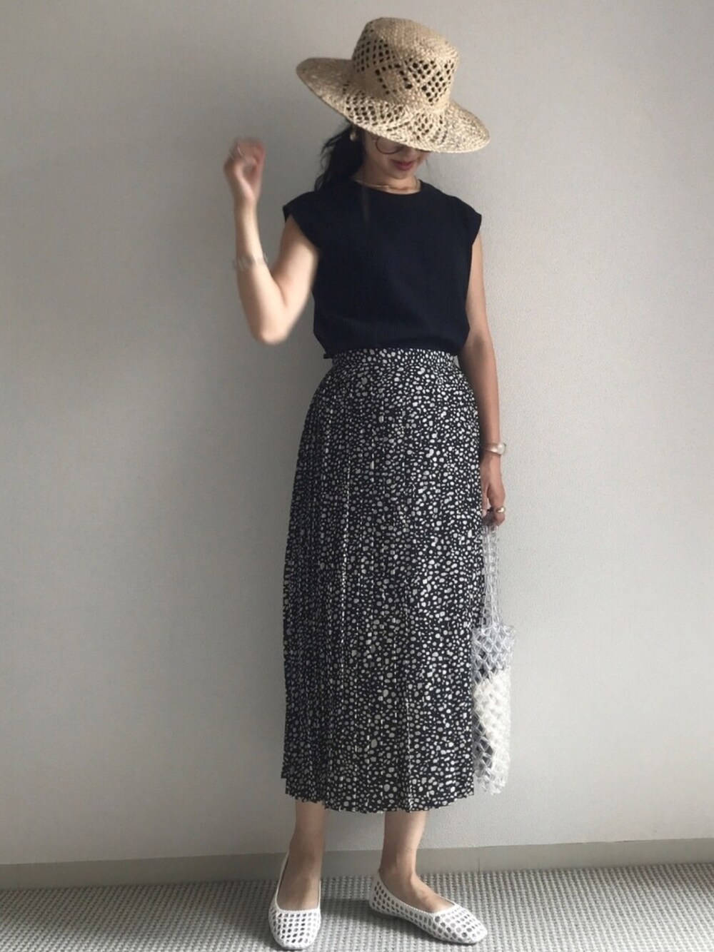 「チャコクローゼット、chacocloset、ワッフルカットソー、フレンチスリーブ、メッシュパンプス、ビーズバッグ、モノトーン」｜「Ungridの透かし編みHAT（ハット、ベージュ系）」を使った、yukariさん（レディース・168cm）の夏コーディネートの1枚目の写真