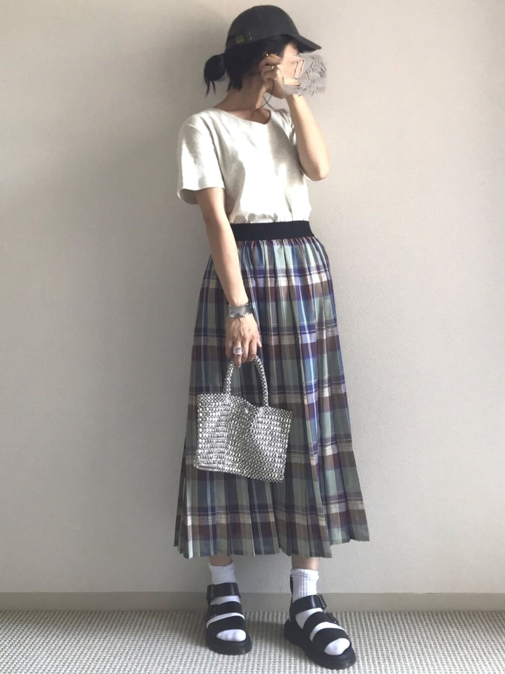 「Nenet、ネネット、QUEENHEAD、queenheadコーデ、チェックスカート、ビーズバッグ、キャップ、chacocloset、チャコクローゼット、サンダルに靴下」｜「JOURNAL STANDARDのDr.Martens/ドクターマーチン 3ストサンダル#（サンダル、ブラック系）」を使った、yukariさん（レディース・168cm）の夏コーディネートの1枚目の写真