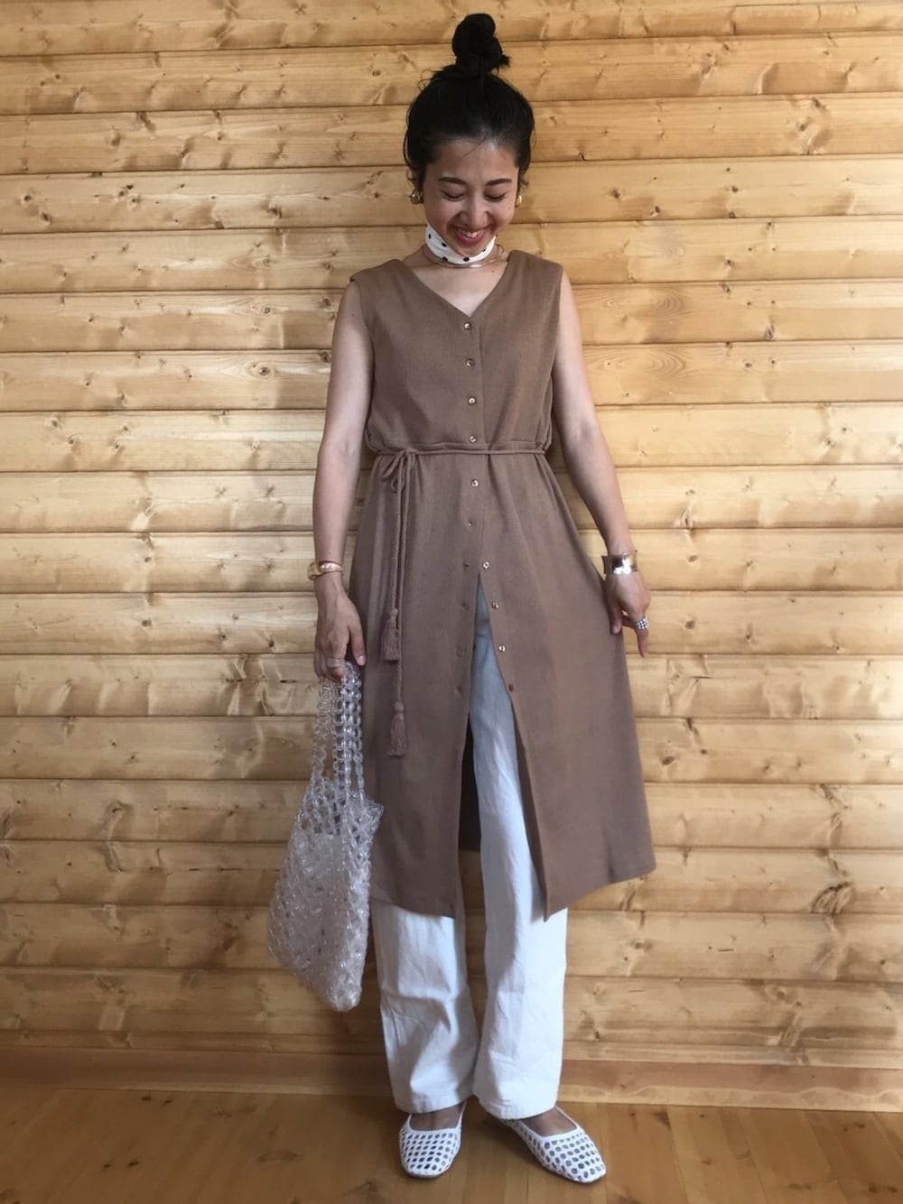 「Vicente、フロントボタンワンピース、ワンピース×デニム、ホワイトデニム、スカーフ、ビーズバッグ、メッシュパンプス、オトナカジュアル、ノースリーブワンピース」｜「FREAK'S STOREのハイウエストデニム（デニムパンツ、ホワイト系）」を使った、yukariさん（レディース・168cm）の夏コーディネートの1枚目の写真
