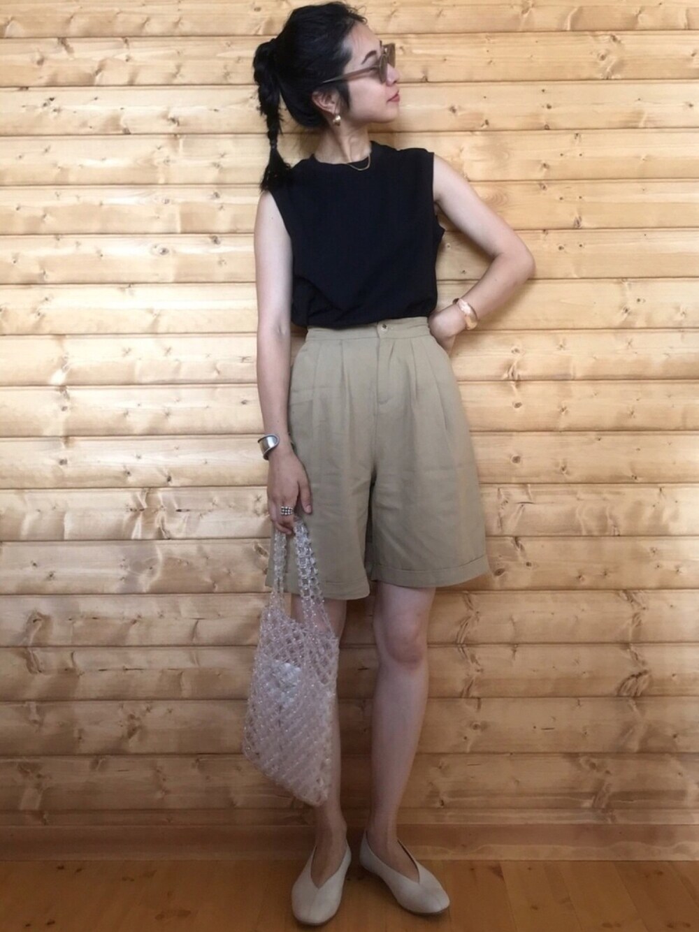 「インターファクトリー、INTERFACTORY、ZOZO、ZOZOTシャツ、ZOZO公認ユーザー、ノースリーブ、みつあみポニテ、サングラス、ビーズバッグ、ハーフパンツ」｜「INTER FACTORYのINTER FACTORY　タックハーフパンツ（その他パンツ、ベージュ系）」を使った、yukariさん（レディース・168cm）の夏コーディネートの1枚目の写真