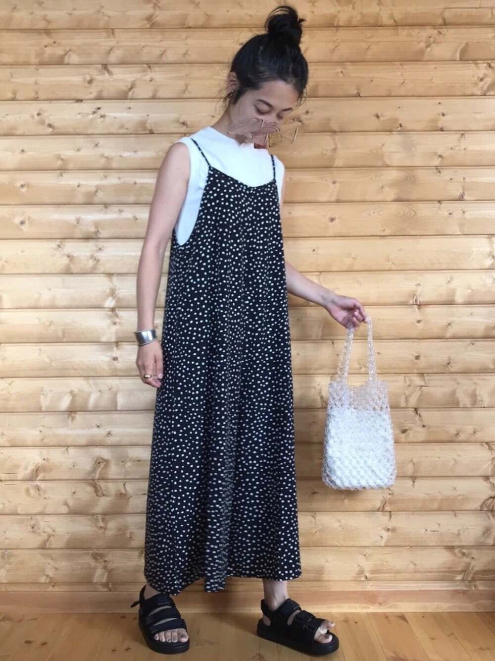 「dholic、ディーホリック、オールインワン、サロペット、ノースリーブ、chuclla、スポーツサンダル、ビーズバッグ、シンプル、夏だ！Tシャツ着よう！」｜「DHOLICのドットワイドオールインワン（つなぎ/オールインワン、ブラック系）」を使った、yukariさん（レディース・168cm）の夏コーディネートの1枚目の写真