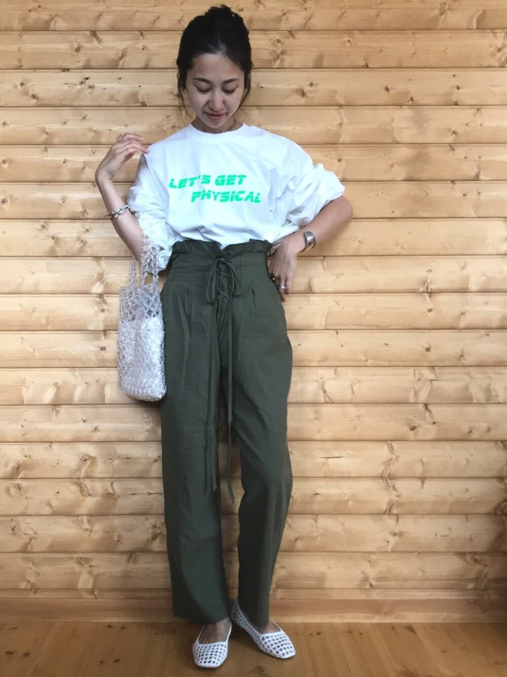 「夏だ！Tシャツ着よう！、カジュアル、ロゴT、dholic、ディーホリック、レースアップパンツ、メッシュパンプス、ビーズバッグ、オトナカジュアル」｜「via jのvia j(ヴィアジェイ) "LET'S GET"ロングTシャツ（Tシャツ/カットソー、ホワイト系）」を使った、yukariさん（レディース・168cm）の夏コーディネートの1枚目の写真