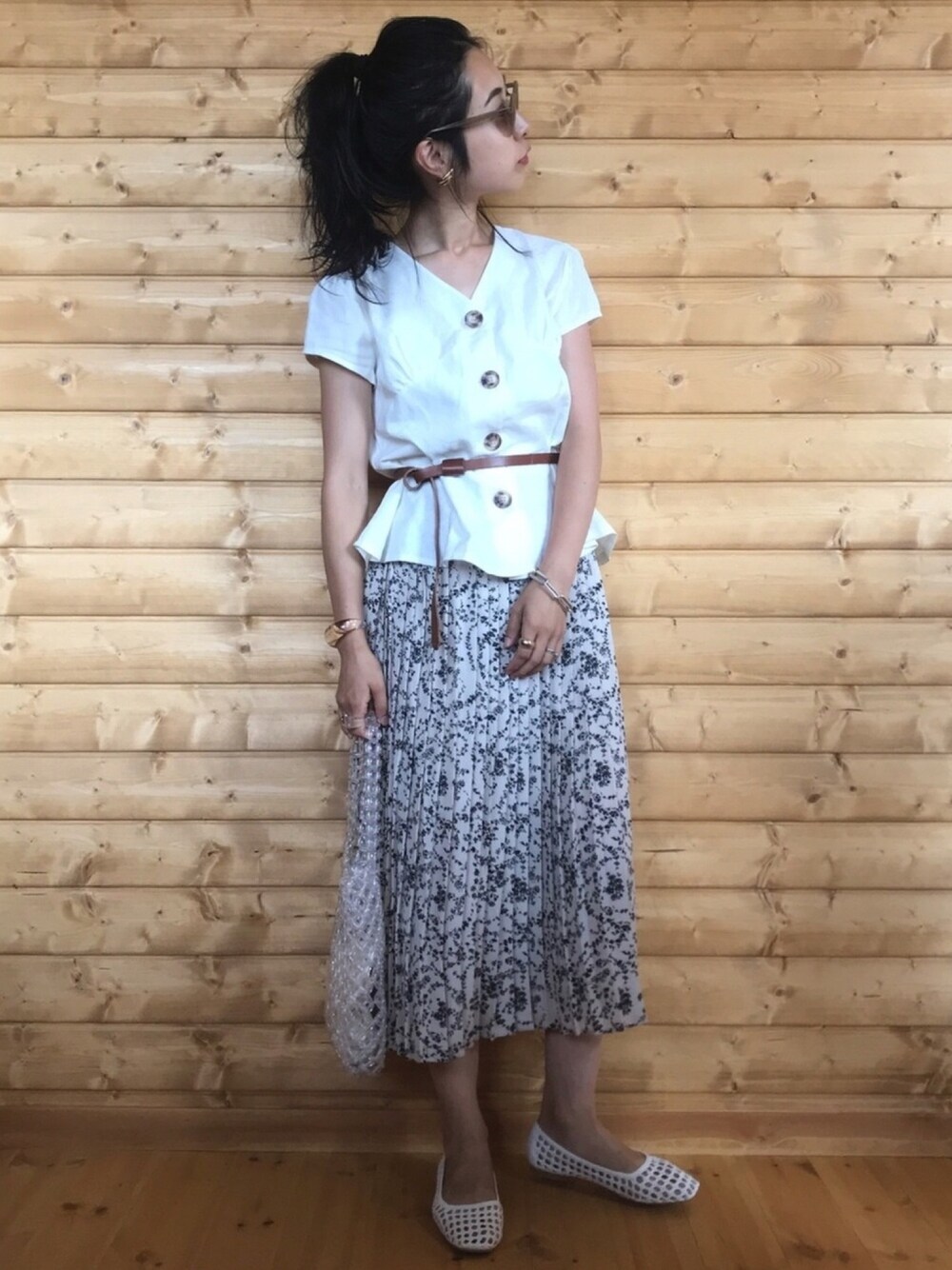 ホワイト系のスカート、ホワイト系のシャツ/ブラウス、ホワイト系のパンプスを着用したレディースの夏コーディネートの1枚目の写真