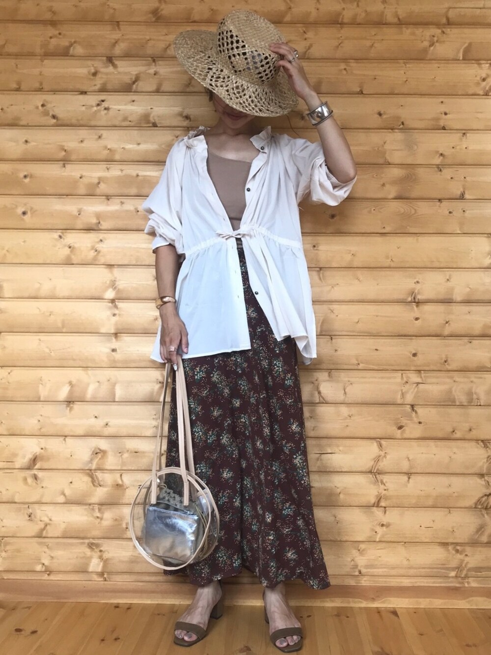 ホワイト系のシャツ/ブラウス、ブラウン系のスカート、ベージュ系のタンクトップを着用したレディースの夏コーディネートの1枚目の写真