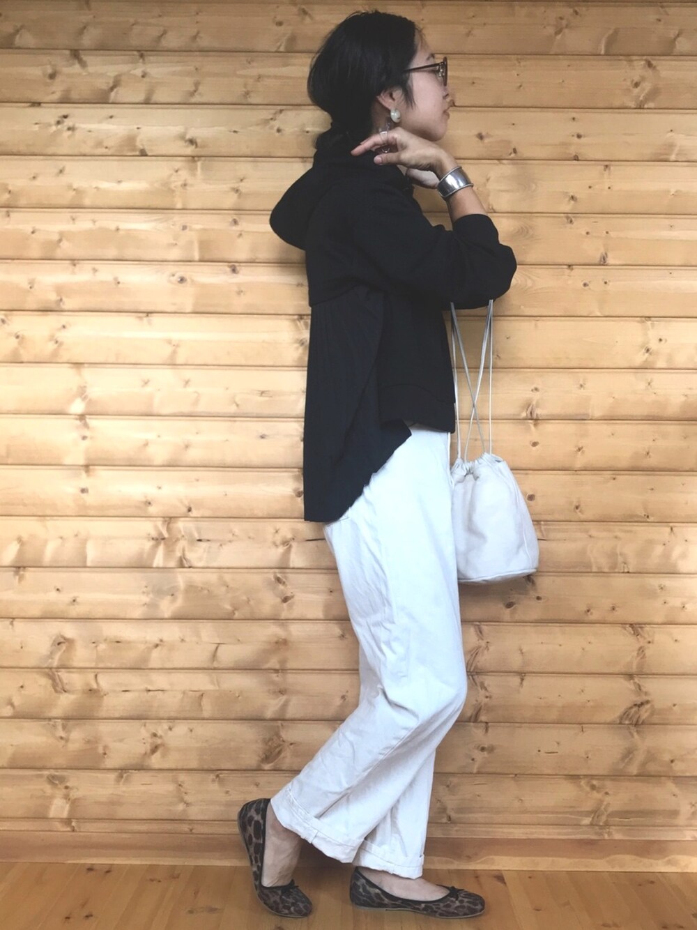 「オトナカジュアル、大人トレンドカジュアル、リップスター、LIPSTAR、パーカー、モノトーン、レオパード、スクエアトゥ、ホワイトデニム、レオパードシューズ」｜「EVOLのVERY/CLASSY掲載【EVOL】スクエアバレエパンプスIM7935（バレエシューズ、その他）」を使った、yukariさん（レディース・168cm）の秋コーディネートの1枚目の写真