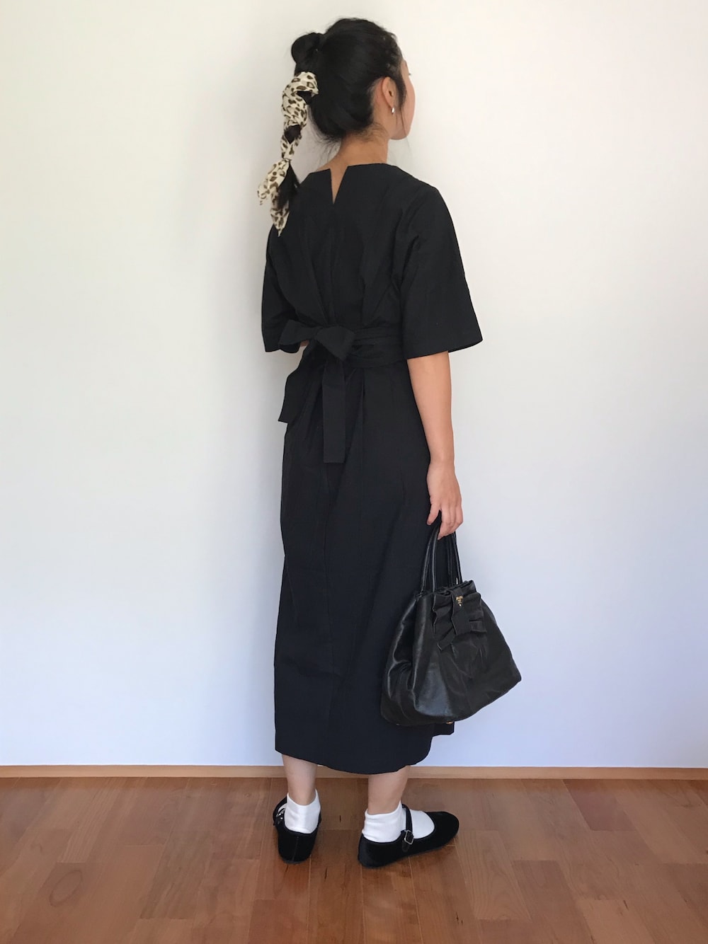 ブラック系のワンピース、ブラック系のバレエシューズ、ベージュ系のバンダナ/スカーフを着用したレディースの秋コーディネートの1枚目の写真
