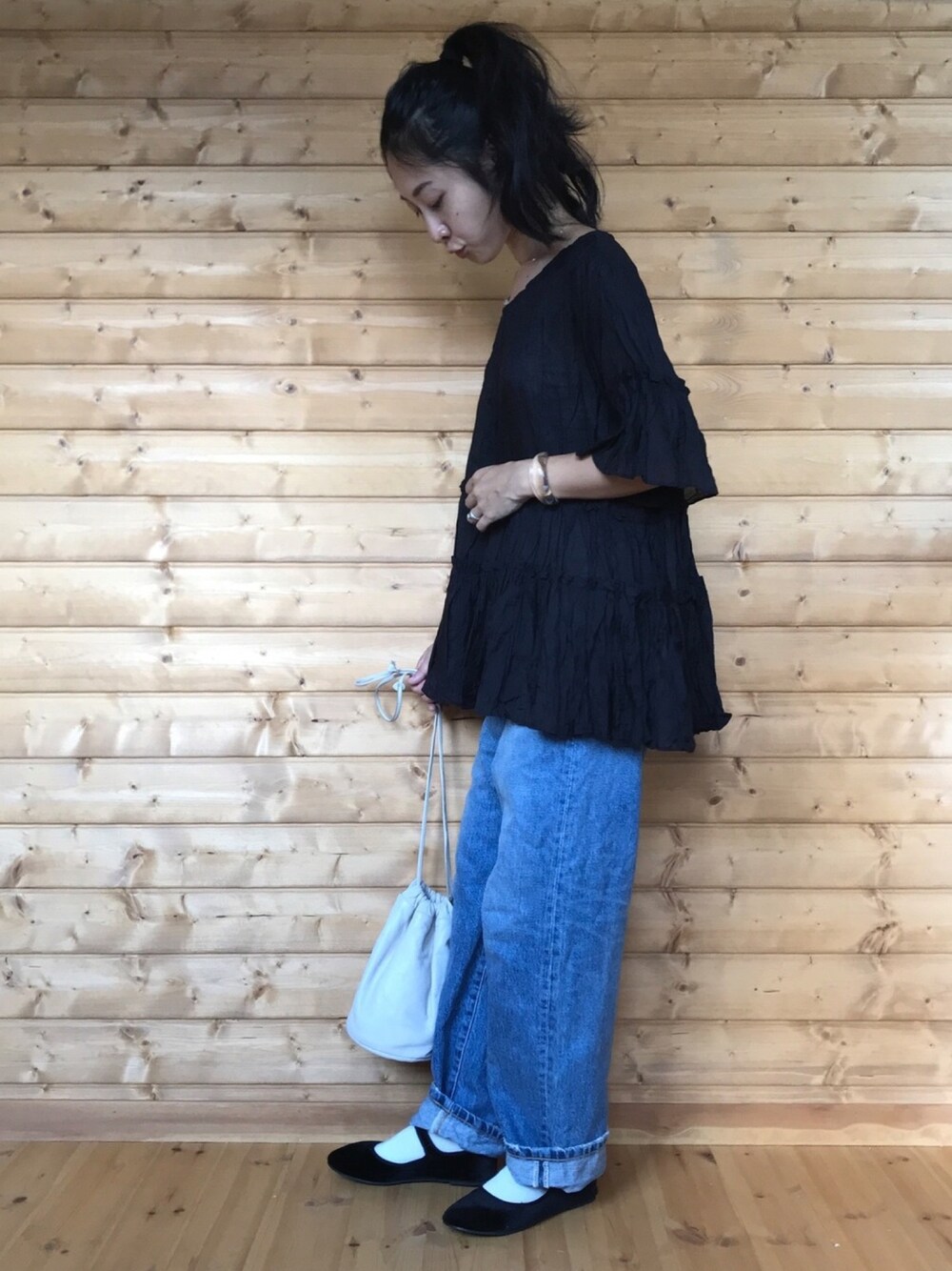 ブラック系のTシャツ/カットソー、ブルー系のデニムパンツ、ブラック系のバレエシューズを着用したレディースの秋コーディネートの1枚目の写真