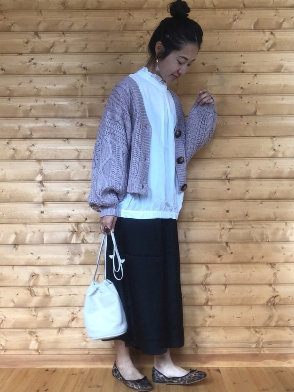 ホワイト系のシャツ/ブラウス、ブラック系のその他パンツ、パープル系のカーディガン/ボレロを着用したレディースの秋コーディネートの1枚目の写真