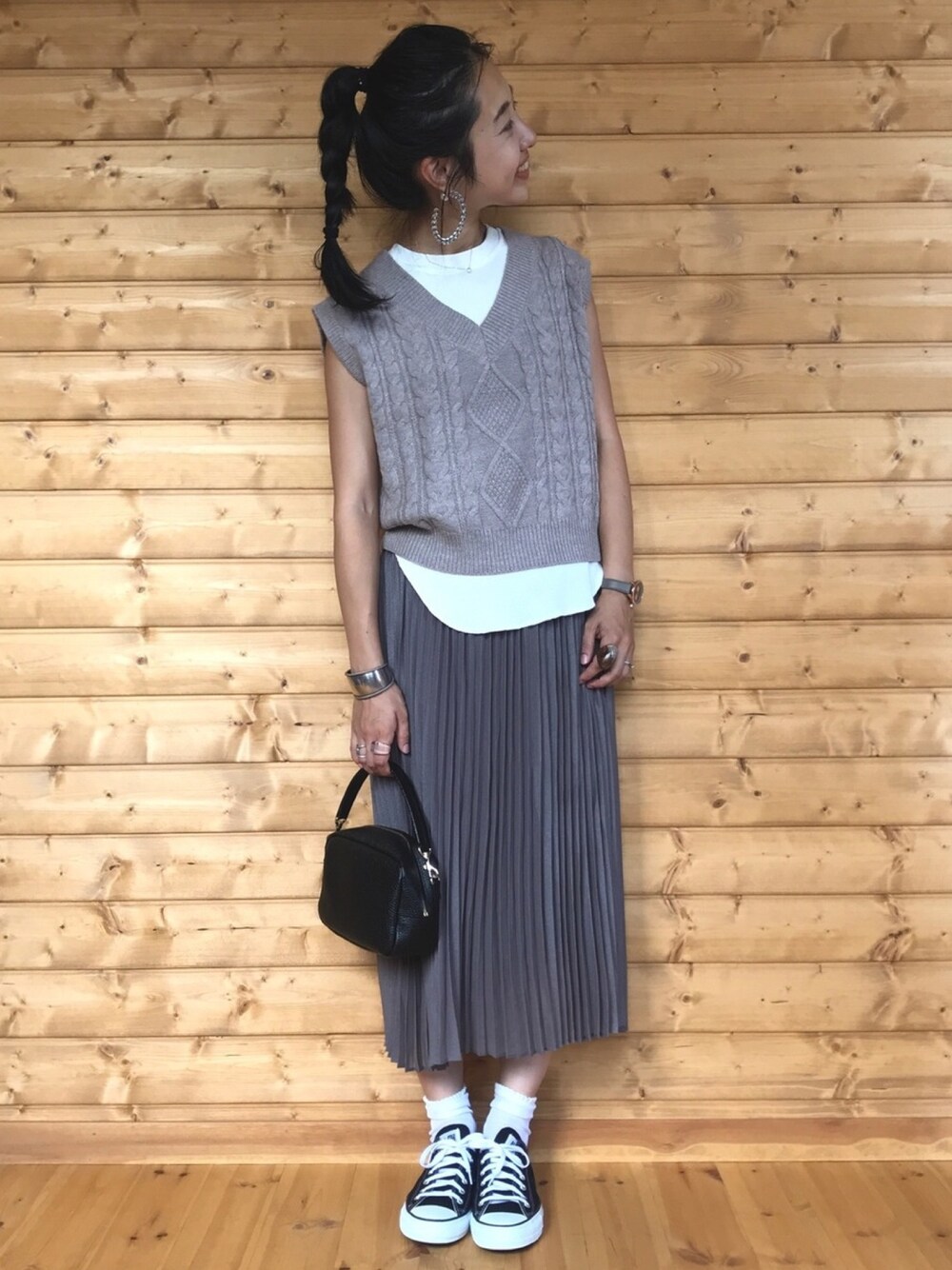 「マジェスティックレゴン、MAJESTIC LEGON、furla、フルラ、furlawatch、フルラ時計、メトロポリス、metropolis、ベスト」｜「MAJESTIC LEGONのケーブル柄ニットベスト（ニット/セーター、ベージュ系）」を使った、yukariさん（レディース・168cm）の秋コーディネートの1枚目の写真