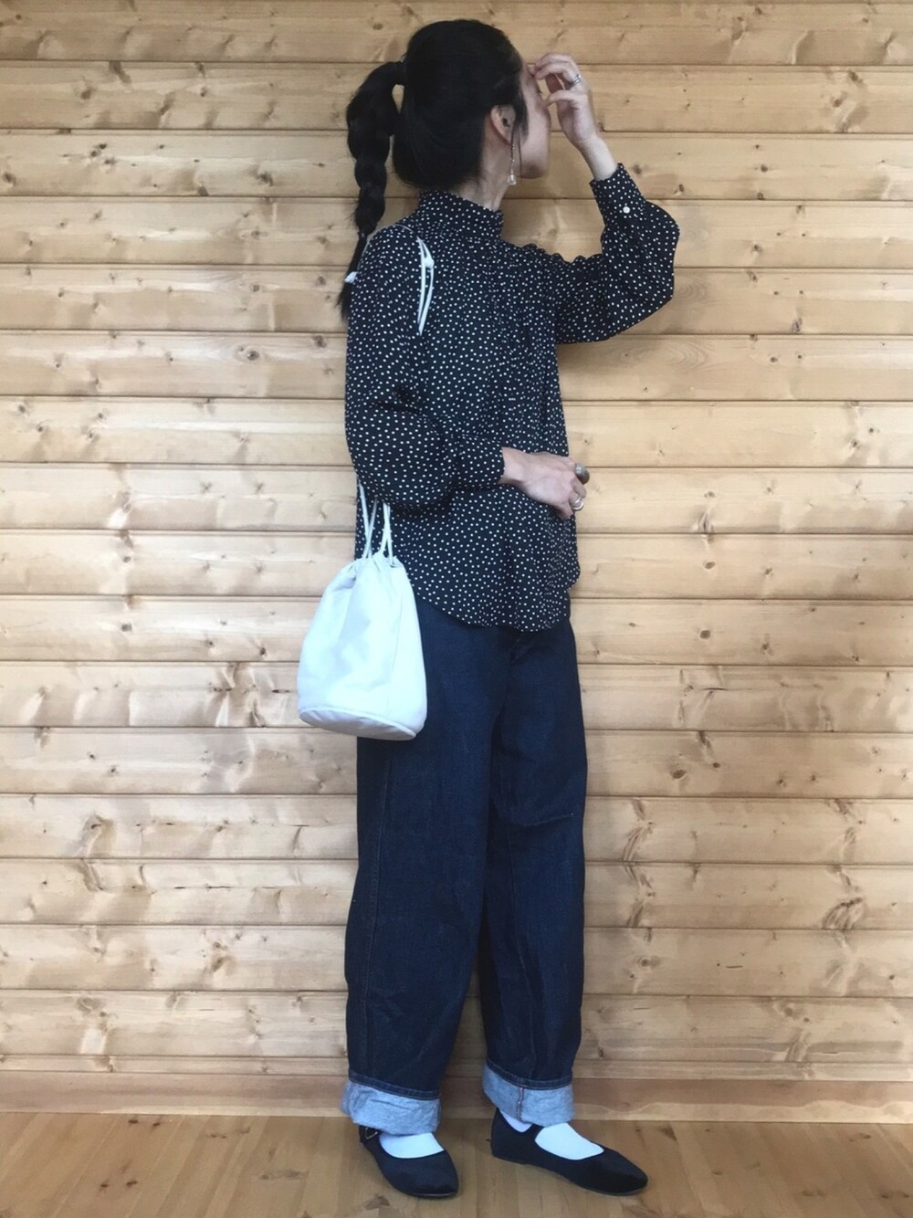 ブラック系のシャツ/ブラウス、ブルー系のデニムパンツ、ブラック系のバレエシューズを着用したレディースの秋コーディネートの1枚目の写真