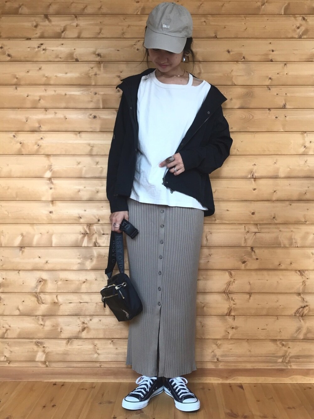 「SonnyLabel、サニーレーベル、uspolo、uspoloassn、USポロ、アクティブ、マウンテンパーカー、スニーカーコーデ」｜「DISCUSのDISCUS ATHLETIC×FREAK'S STORE/ディスカス アスレチック　別注 アシンメトリーネックTシャツ（変形トップス）（Tシャツ/カットソー、ホワイト系）」を使った、yukariさん（レディース・168cm）の秋コーディネートの1枚目の写真