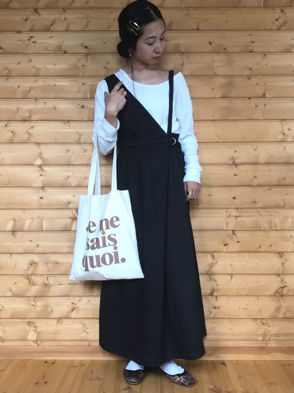 グレー系のワンピース、ホワイト系のTシャツ/カットソー、その他のバレエシューズを着用したレディースの秋コーディネートの1枚目の写真