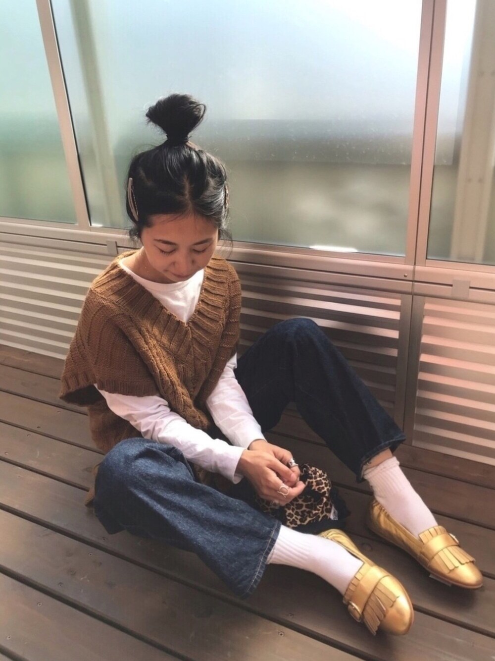 「fitflop、fitflop_japan、ゴールドパンプス、PR、インターファクトリー、INTERFACTORY、ニットベスト、ぱっちんピン、おだんごヘアー、anq.」｜「INTER FACTORYのINTER FACTORY　スリットアランニットベスト（ニット/セーター、ブラウン系）」を使った、yukariさん（レディース・168cm）の秋コーディネートの1枚目の写真