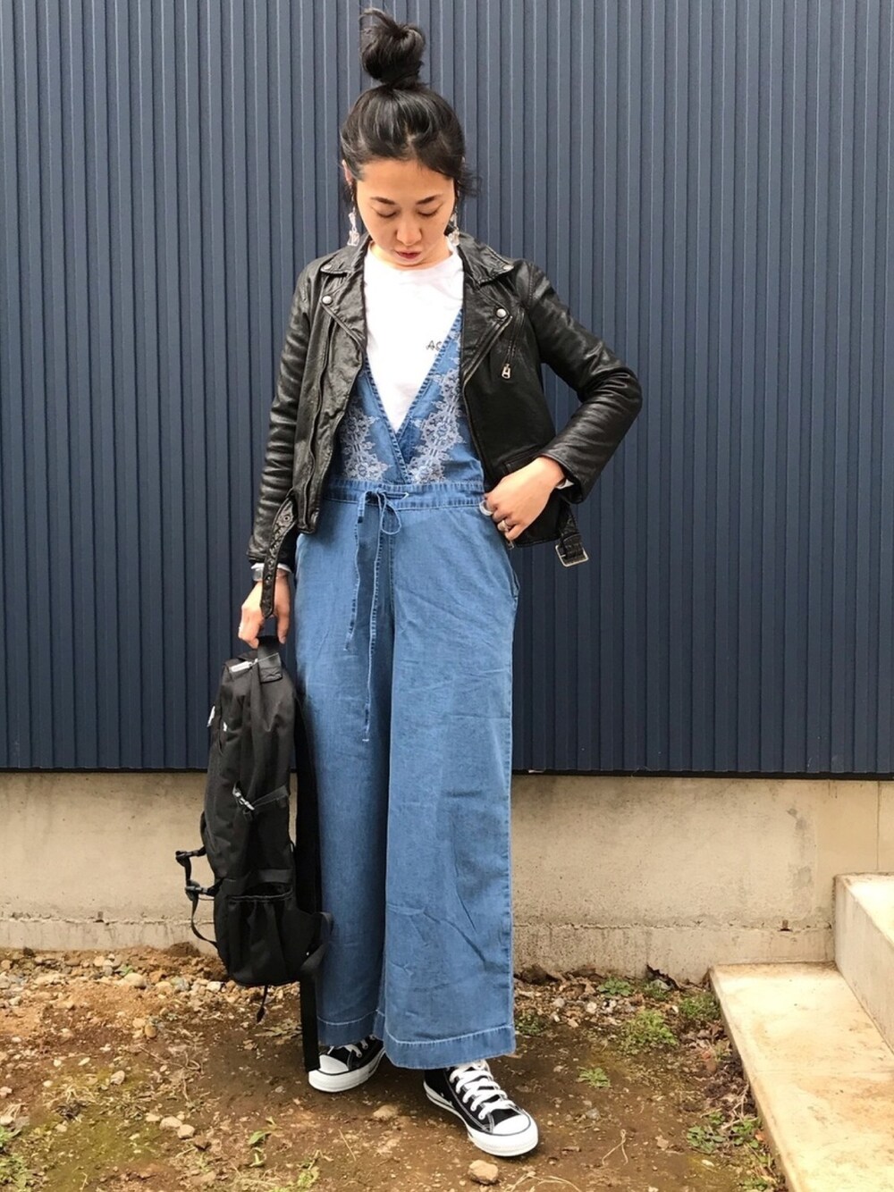 「サニーレーベル、SonnyLabel、ポリス、POLICE、バックパック、サロペット、ライダース、ライダースジャケット、オトナカジュアル、シンプル」｜「URBAN RESEARCH Sonny Labelのクロス刺繍デニムサロペット（サロペット/オーバーオール、ブルー系）」を使った、yukariさん（レディース・168cm）の春コーディネートの1枚目の写真