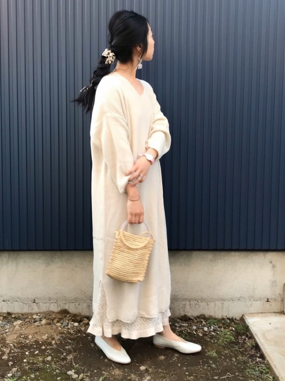 「リブラ、Libra、libra_by_viva_la_holiday、ダニエルウェリントン、Daniel Wellington、timetoblossom、オールホワイト、ホワイトコーデ、大人カジュアル」｜「Libra CueのLibra ルーズフィットニットロングワンピ（ワンピース、ホワイト系）」を使った、yukariさん（レディース・168cm）の春コーディネートの1枚目の写真
