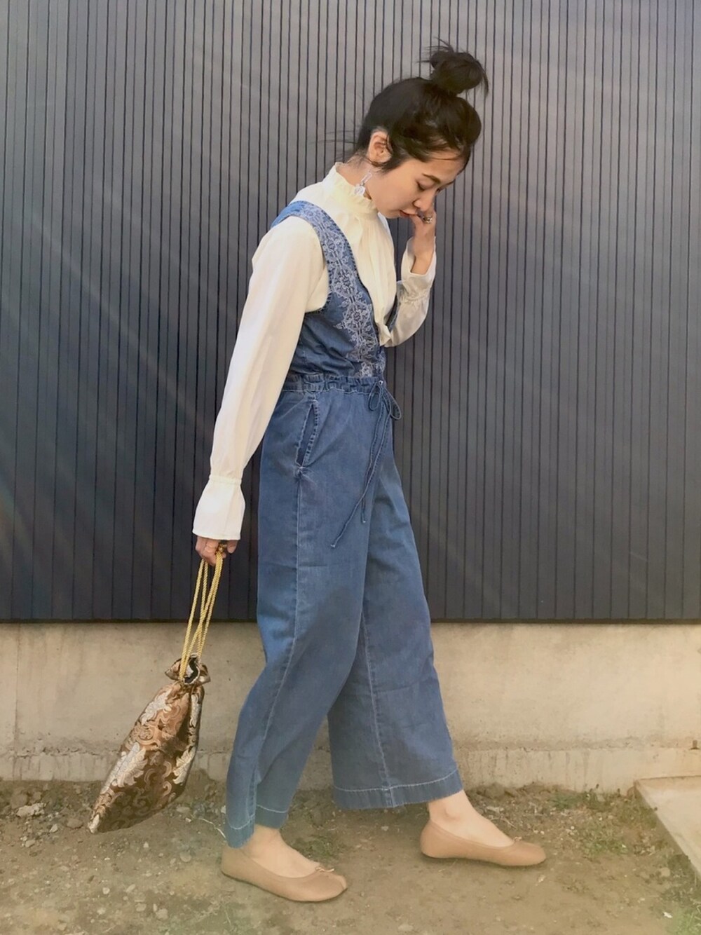 「サニーレーベル、SonnyLabel、PR、アンブルネージュ、AmbreNeige、アントマリーズ、auntmarie's 、サロペット、足袋バレエ、大人カジュアル」｜「URBAN RESEARCH Sonny Labelのクロス刺繍デニムサロペット（サロペット/オーバーオール、ブルー系）」を使った、yukariさん（レディース・168cm）の春コーディネートの1枚目の写真
