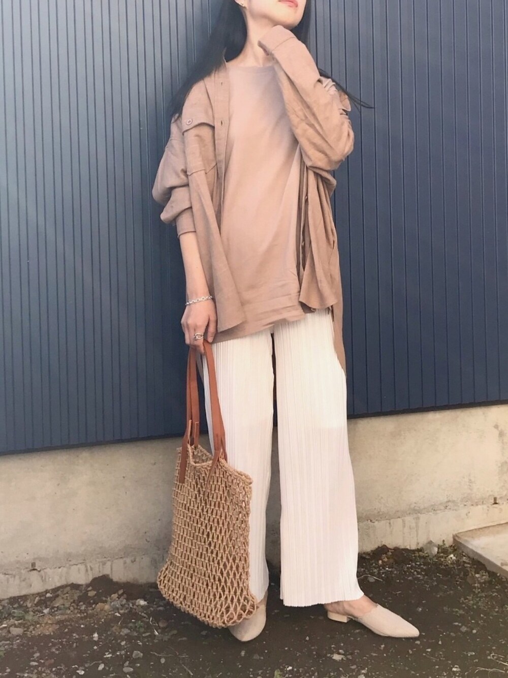 ブラウン系のシャツ/ブラウス、ベージュ系のTシャツ/カットソー、ホワイト系のその他パンツを着用したレディースの春コーディネートの1枚目の写真