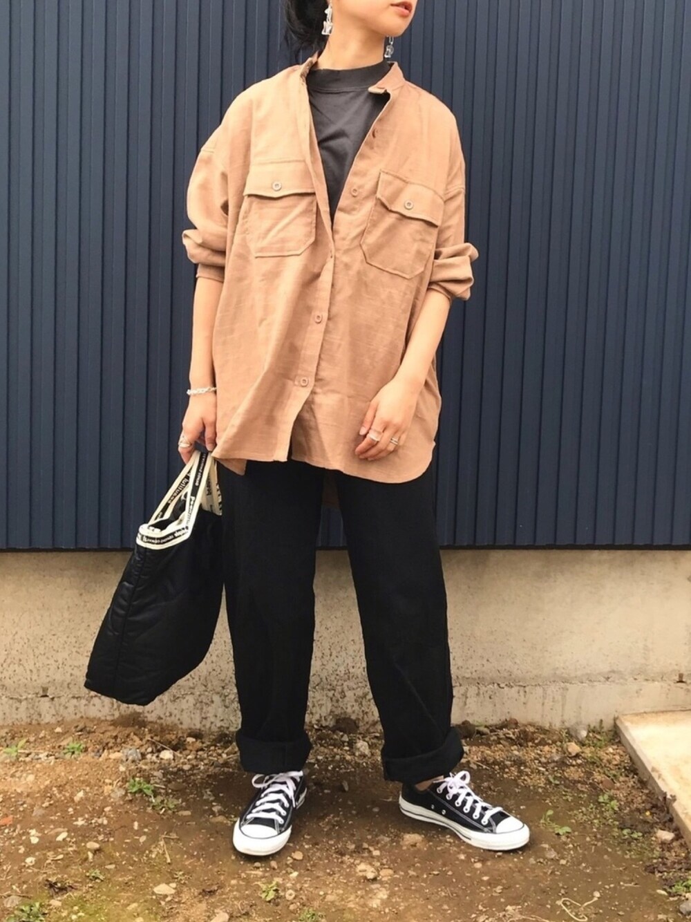 ブラウン系のシャツ/ブラウス、グレー系のTシャツ/カットソー、ブラック系のデニムパンツを着用したレディースの春コーディネートの1枚目の写真