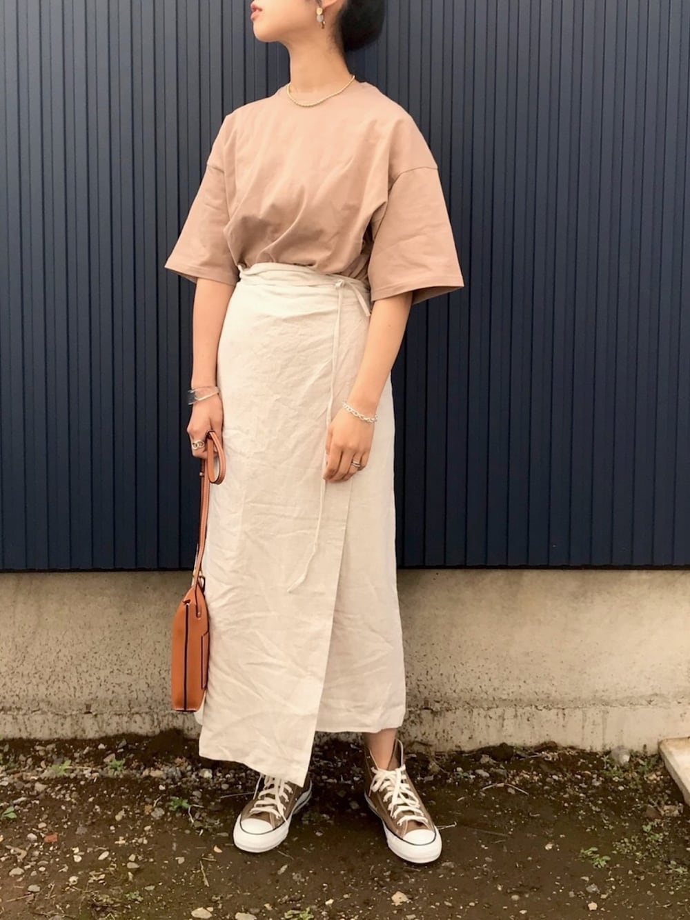 「LEE、リー、EDWIN、オーバーサイズ、Tシャツ、大人カジュアル、シンプル、コンバース、おうちファッション、ワントーンコーデ」｜「Leeの【先行予約】【男女兼用】着こなしで選ぶ ビッグフィット　Tシャツ 大人150-180（Tシャツ/カットソー、ベージュ系）」を使った、yukariさん（レディース・168cm）の春コーディネートの1枚目の写真
