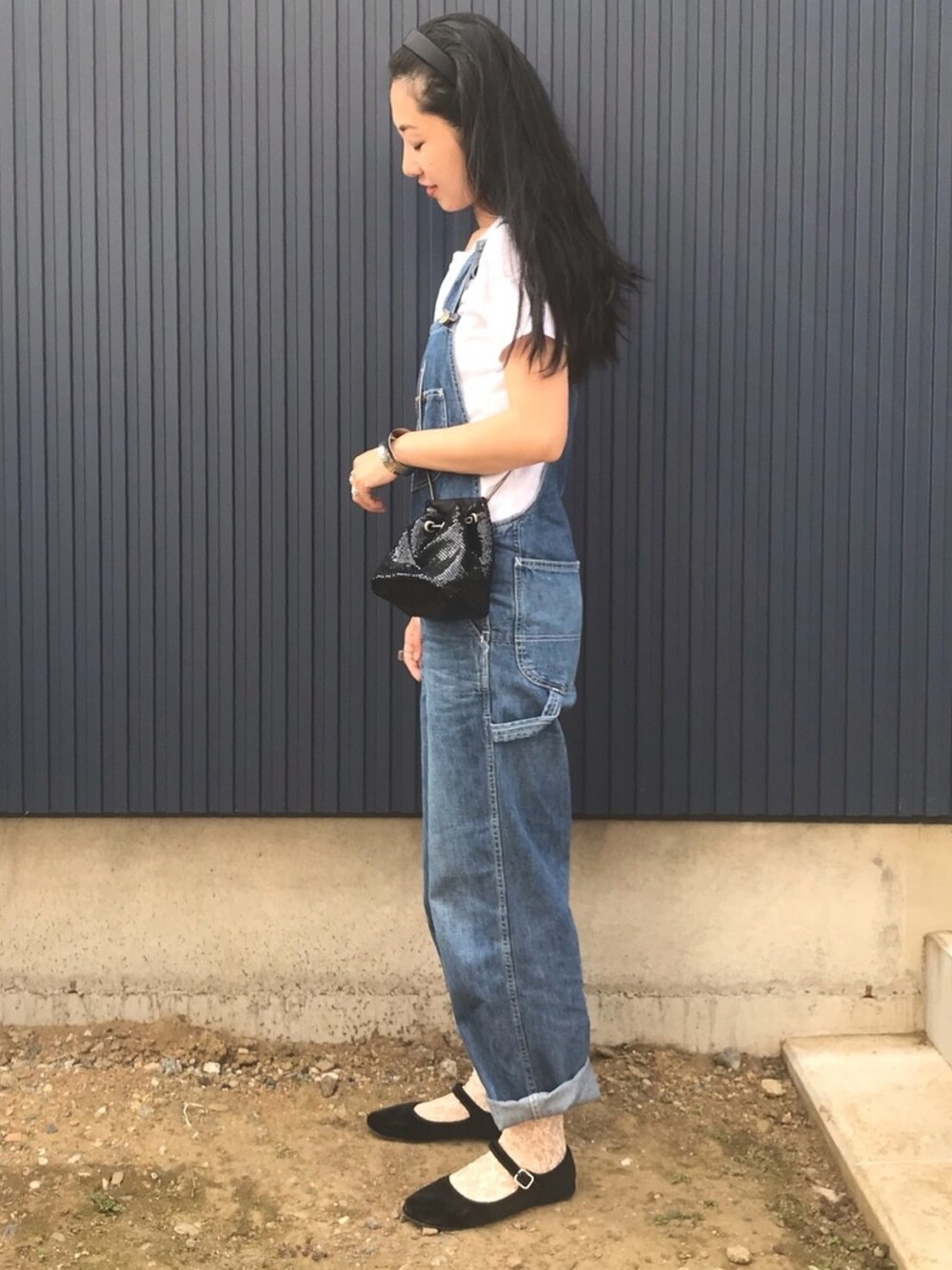 「LEE、leejapan、オーバーオール、overall、オーバーオールデニム、アプレトロ、apretro、おうちスタイル、シンプル、大人カジュアル」｜「LeeのLee/リー【定番人気＆ベストセラー】DUNGAREES オーバーオール（サロペット/オーバーオール、ブルー系）」を使った、yukariさん（レディース・168cm）の春コーディネートの1枚目の写真