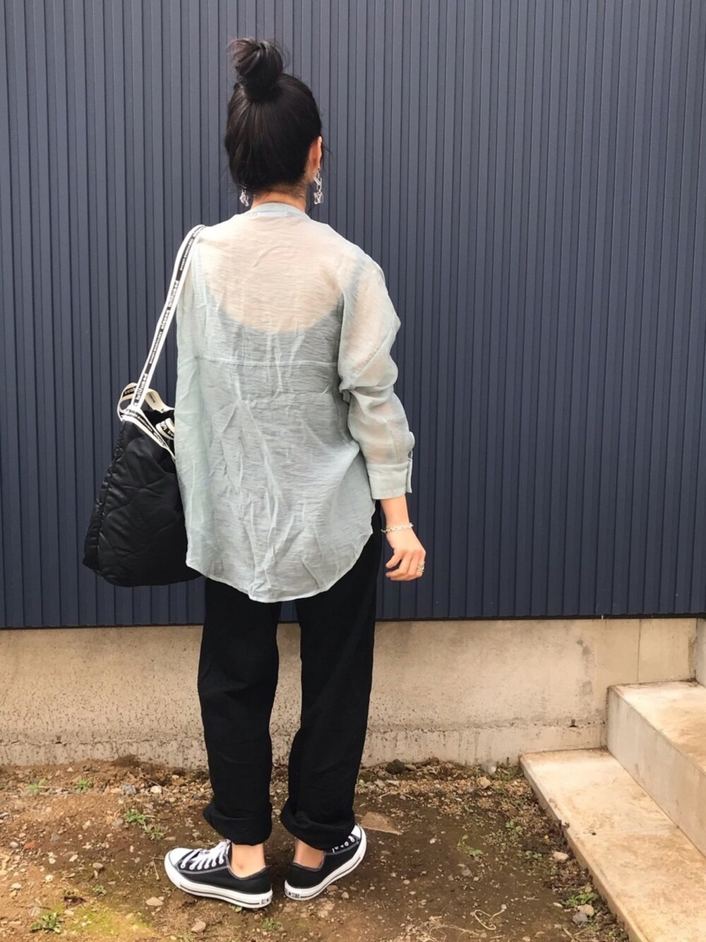 グリーン系のシャツ/ブラウス、ブラック系のデニムパンツ、ブラック系のショルダーバッグを着用したレディースの春コーディネートの1枚目の写真