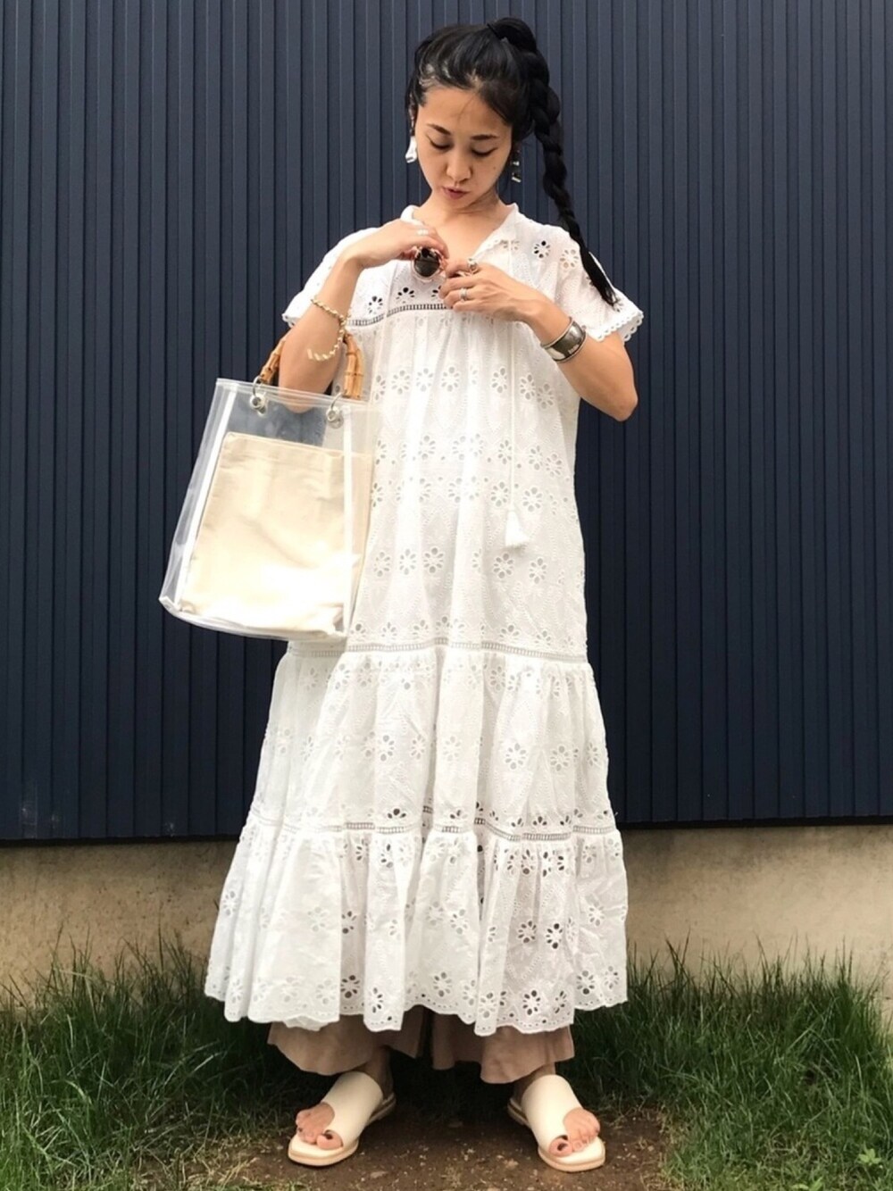 ホワイト系のワンピース、ブラウン系のその他パンツ、ホワイト系のサンダルを着用したレディースの夏コーディネートの1枚目の写真