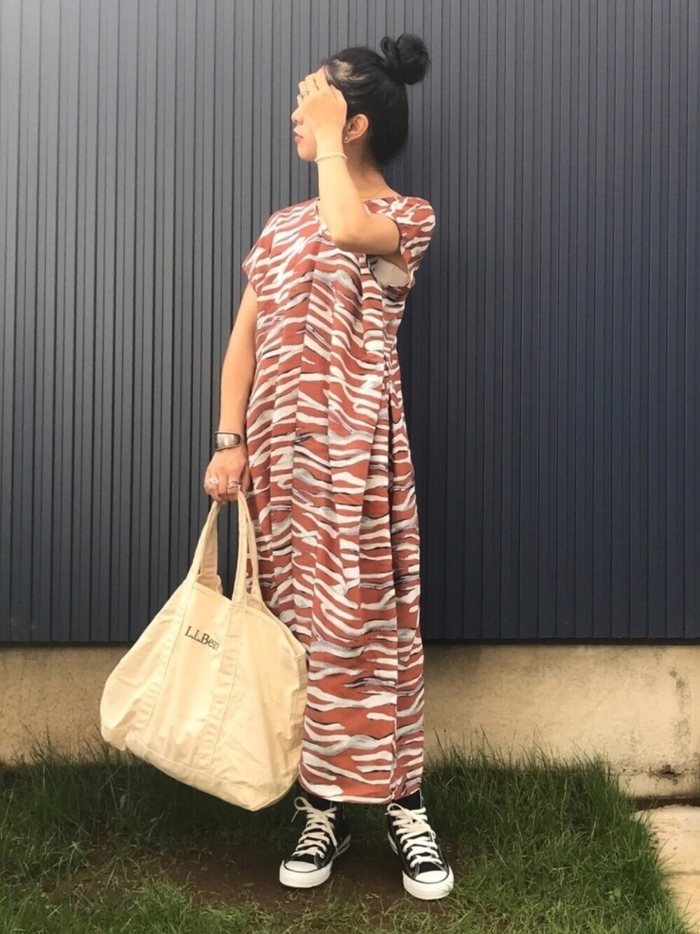 「柄ワンピース、マキシ丈ワンピース、リラックススタイル、スニーカーコーデ、トートバッグ、エコバッグ、laato、ラート、sleek、mode」｜「LAATOのWAVE LONG ONE-PIECE（ワンピース、ブラウン系）」を使った、yukariさん（レディース・168cm）の夏コーディネートの1枚目の写真