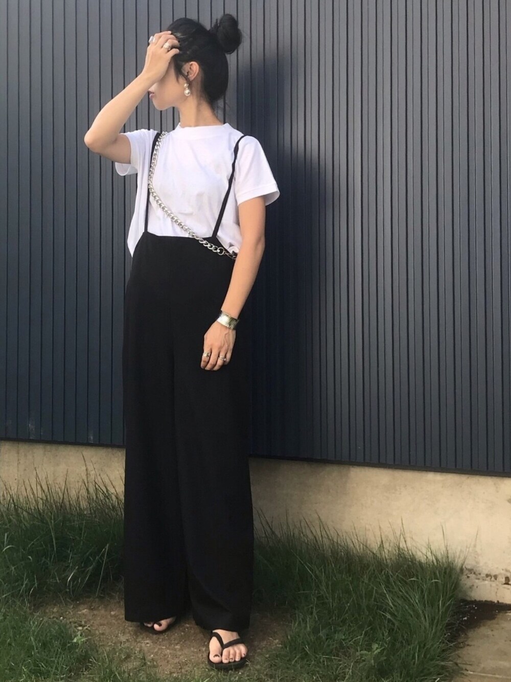 ホワイト系のTシャツ/カットソー、ブラック系のサロペット/オーバーオール、ブラック系のショルダーバッグを着用したレディースの夏コーディネートの1枚目の写真