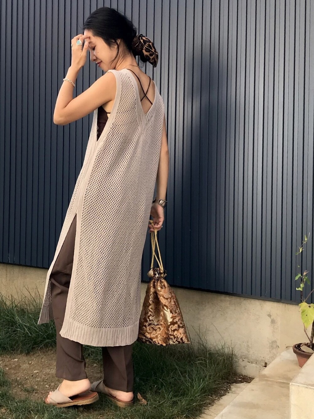「フィッシュネット、ロングベスト、レイヤードスタイル、バックシャン、大人カジュアル、夏コーデ、ブラウンコーデ、チャイナバッグ、巾着バッグ」｜「VACANCYのフィッシュネットロングニットベスト（ベスト、グレー系）」を使った、yukariさん（レディース・168cm）の夏コーディネートの1枚目の写真