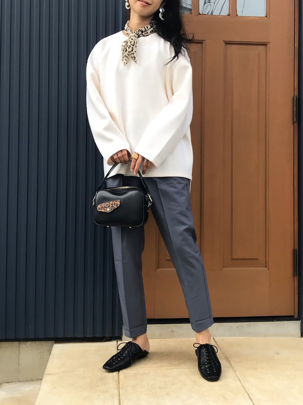 「テーパードパンツ、秋服準備はじめました、秋コーデ、バブーシュ、パンツスタイル、大人カジュアル、スカーフ、レオパード、きれいめカジュアル」｜「Bonjour Saganのウエストゴムテーパードパンツ（スラックス、ブルー系）」を使った、yukariさん（レディース・168cm）の秋コーディネートの1枚目の写真